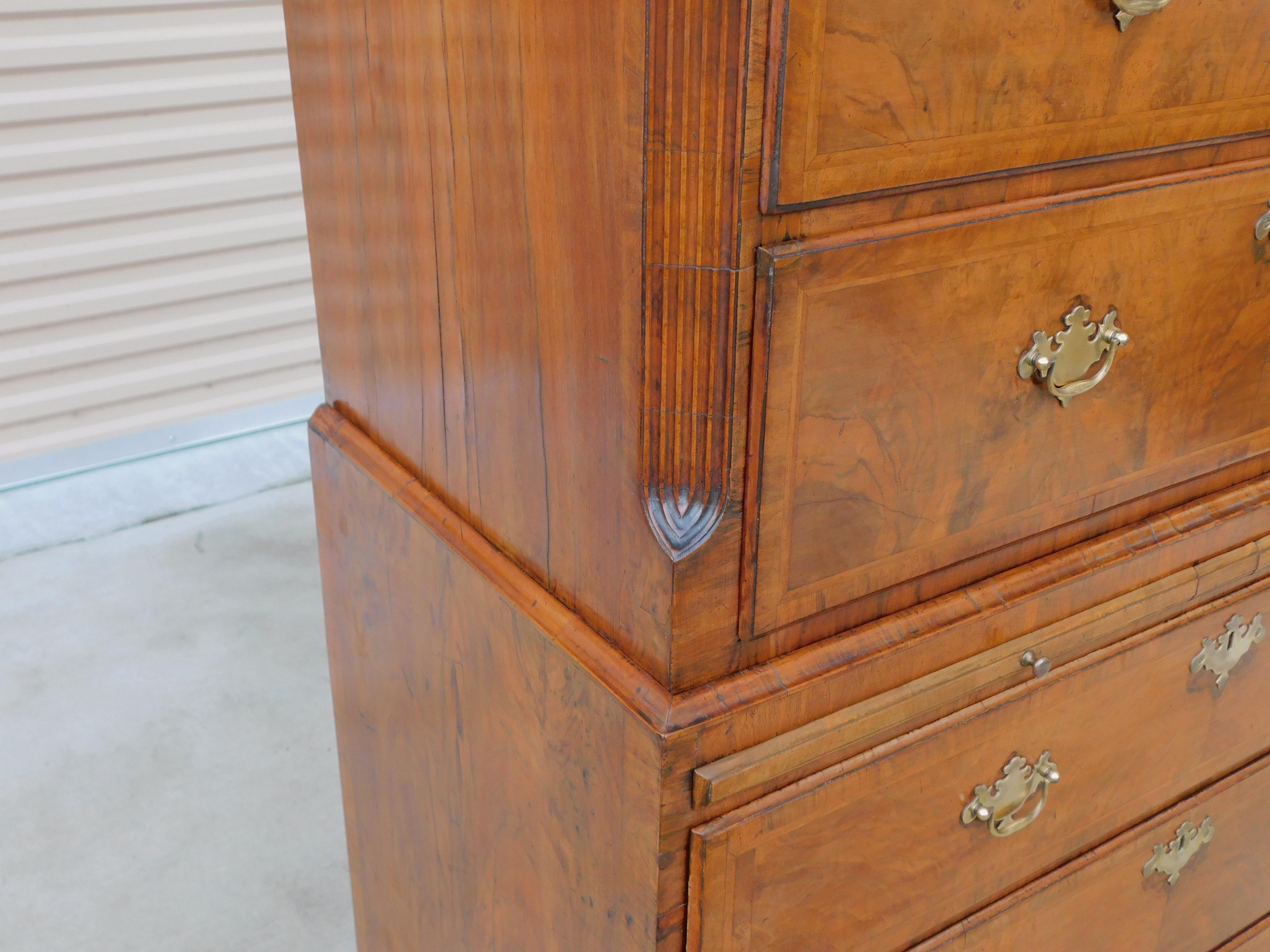 Ottone English Queen Anne Burl Walnut Chest on Chest w/ Brushing Slide on Feet, C. 1720 in vendita