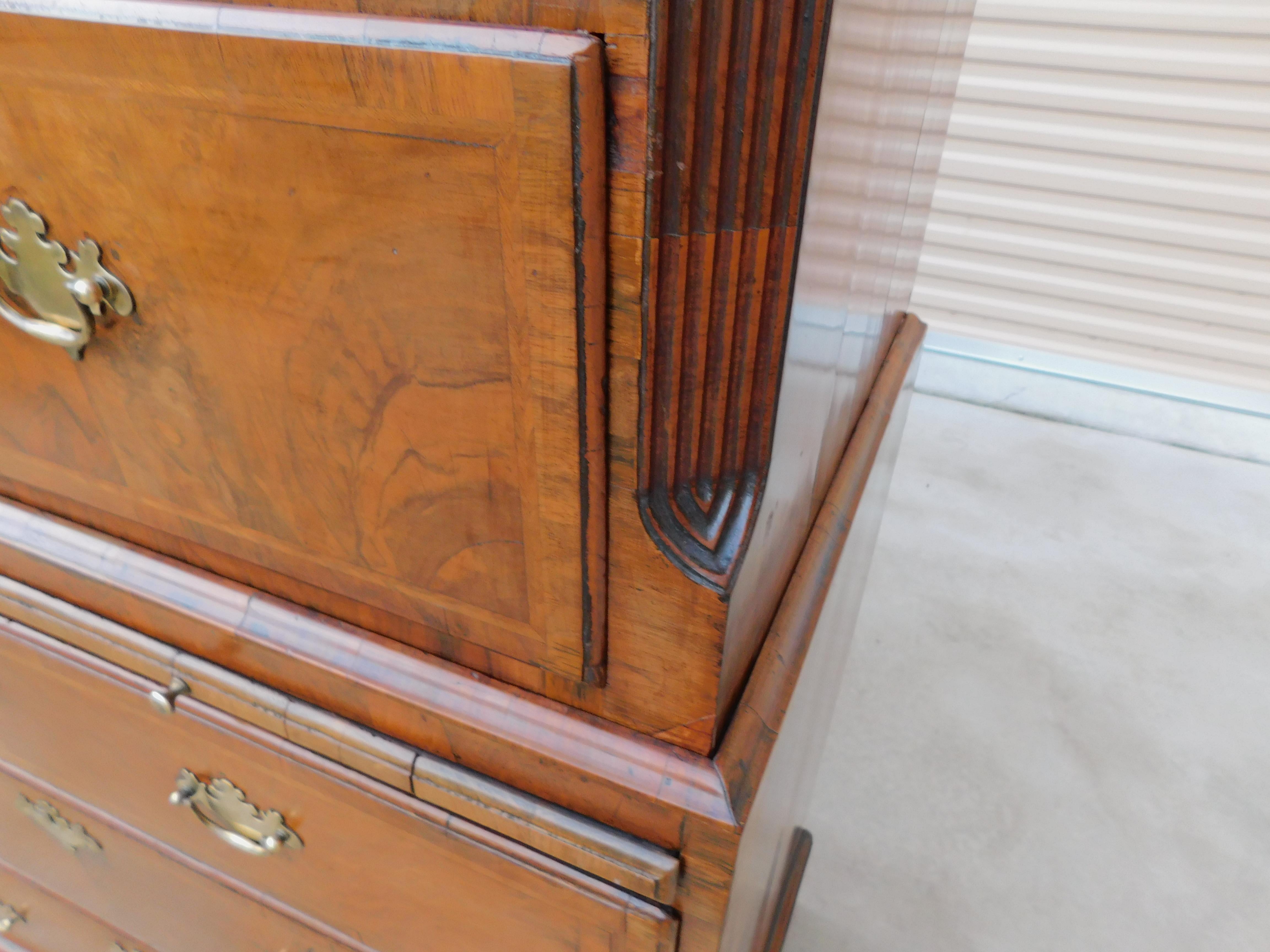 English Queen Anne Burl Walnut Chest on Chest w/ Brushing Slide on Feet, C. 1720 in vendita 1