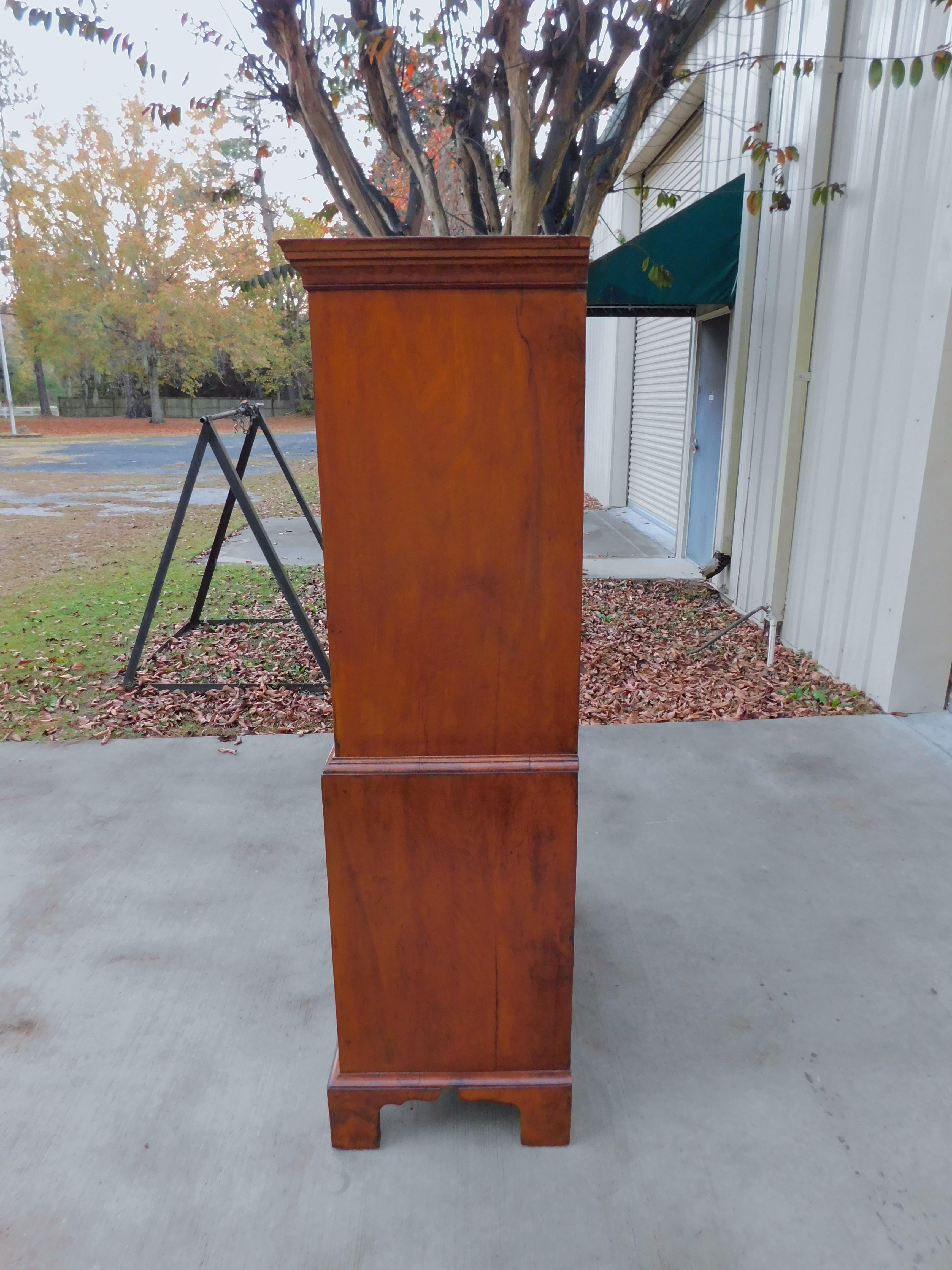 English Queen Anne Burl Walnut Graduated Chest on Chest on Bracket Feet, C. 1720 in vendita 3