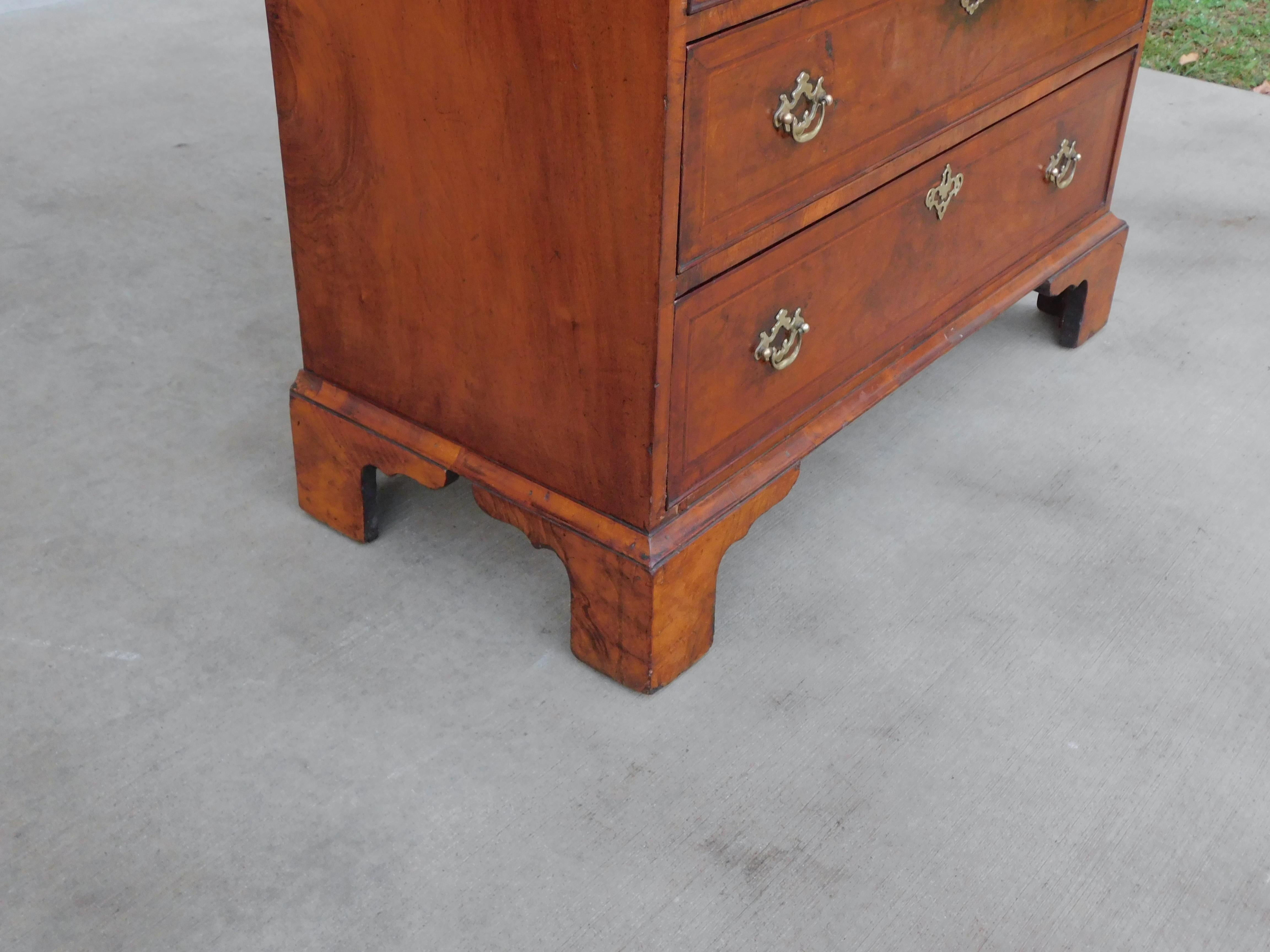 English Queen Anne Burl Walnut Graduated Chest on Chest on Bracket Feet, C. 1720 in vendita 4