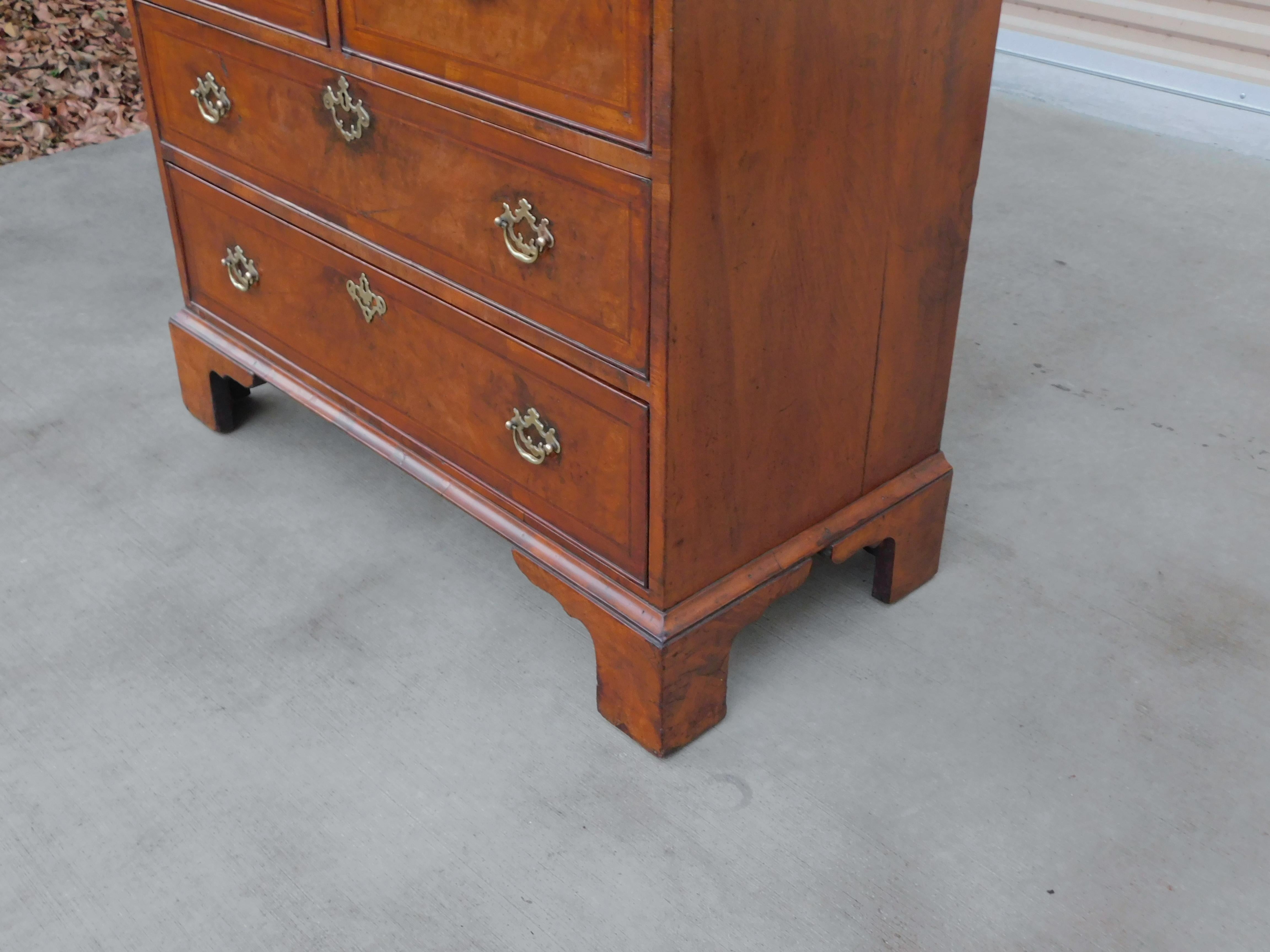 English Queen Anne Burl Walnut Graduated Chest on Chest on Bracket Feet, C. 1720 in vendita 5