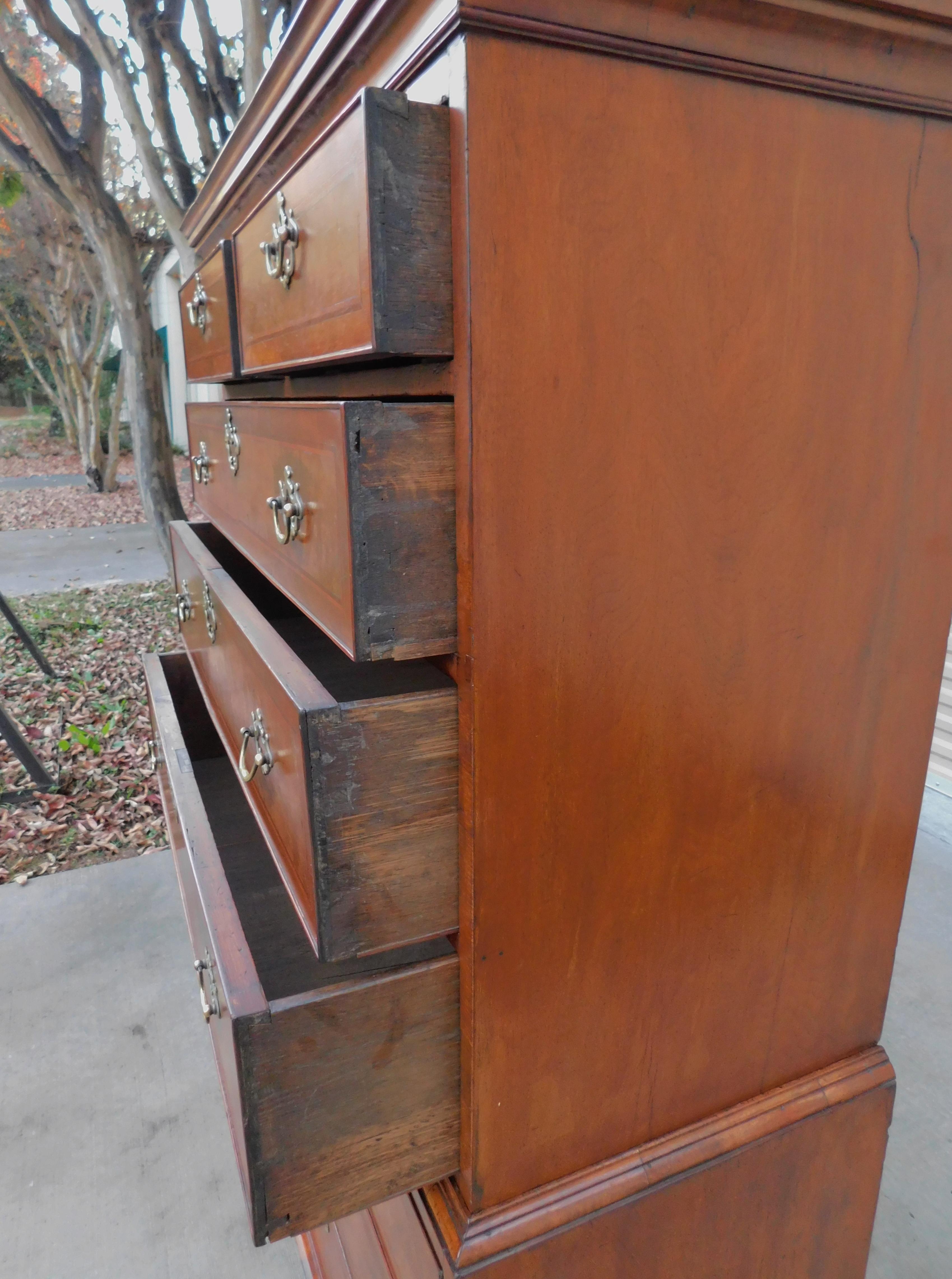 English Queen Anne Burl Walnut Graduated Chest on Chest on Bracket Feet, C. 1720 in vendita 6