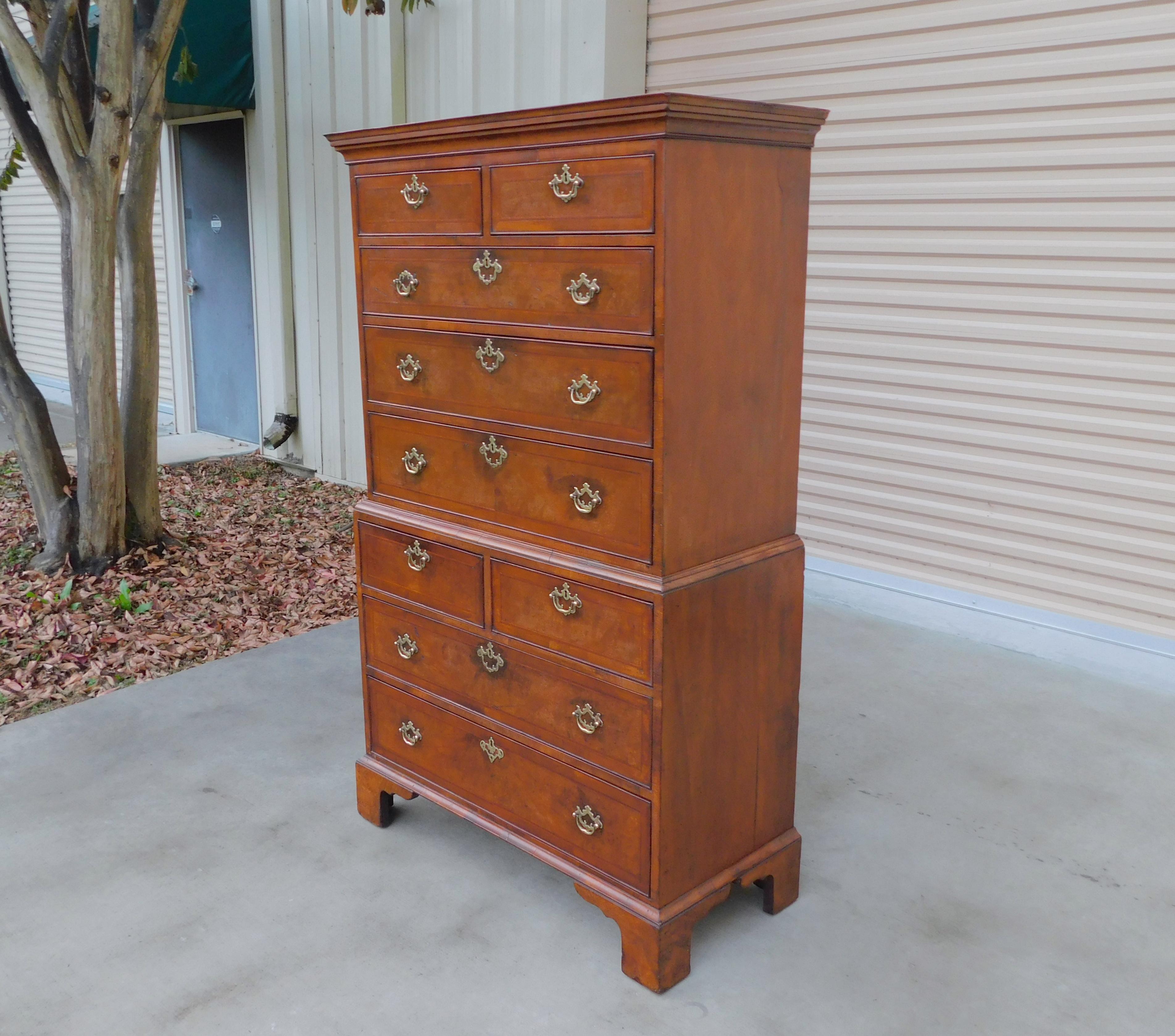 Regina Anna English Queen Anne Burl Walnut Graduated Chest on Chest on Bracket Feet, C. 1720 in vendita