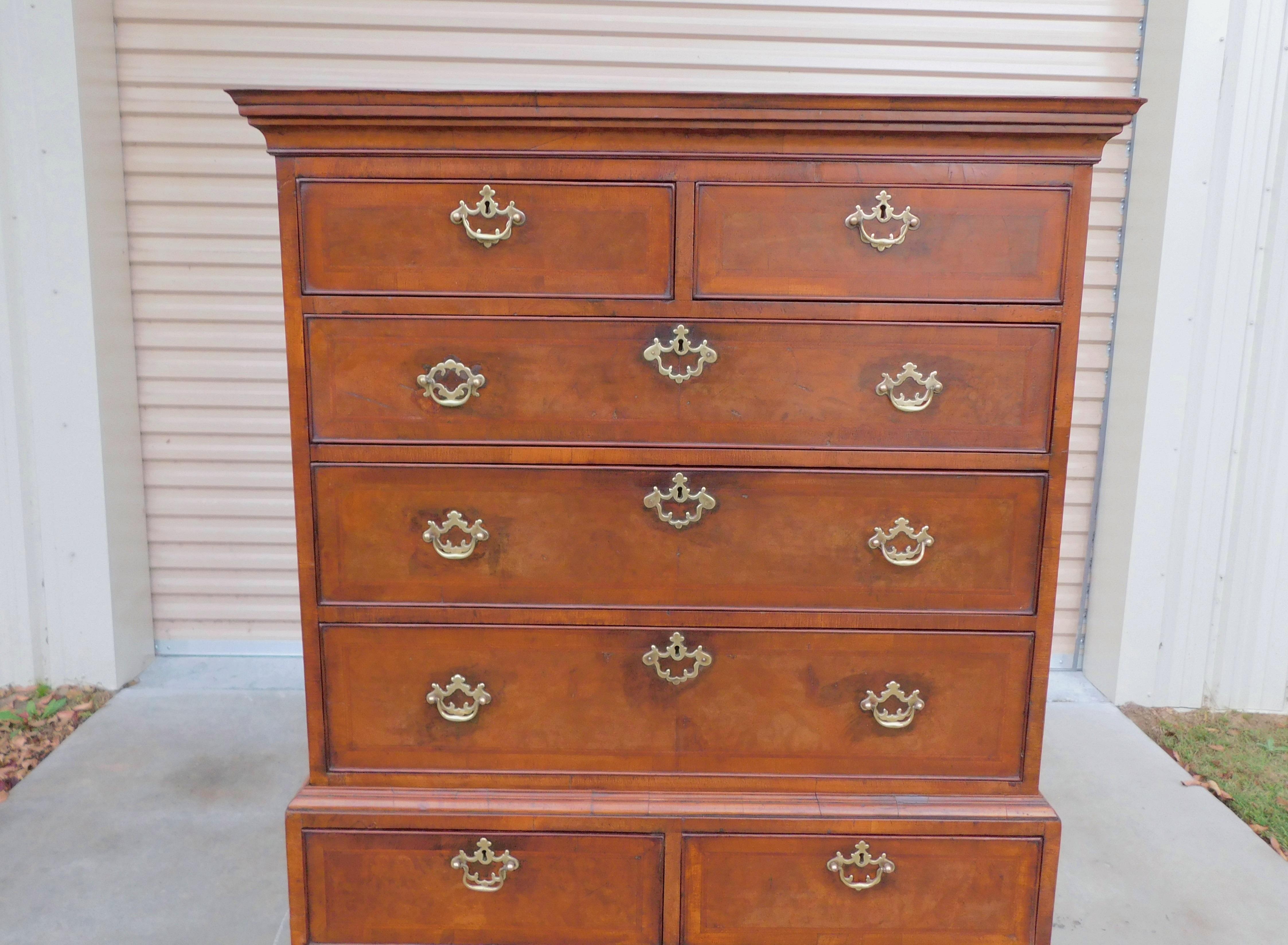 Inglese English Queen Anne Burl Walnut Graduated Chest on Chest on Bracket Feet, C. 1720 in vendita
