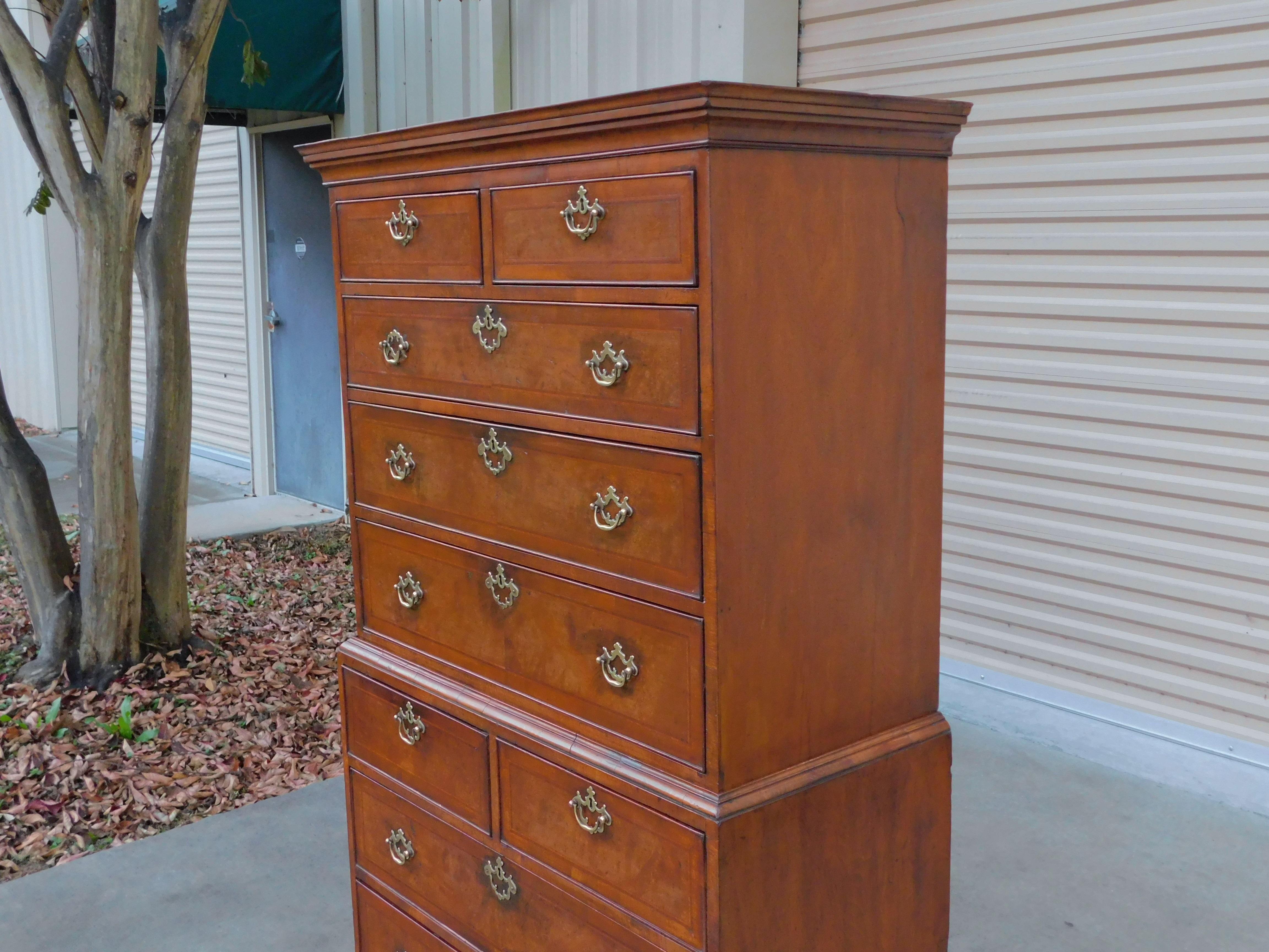 Intagliato a mano English Queen Anne Burl Walnut Graduated Chest on Chest on Bracket Feet, C. 1720 in vendita