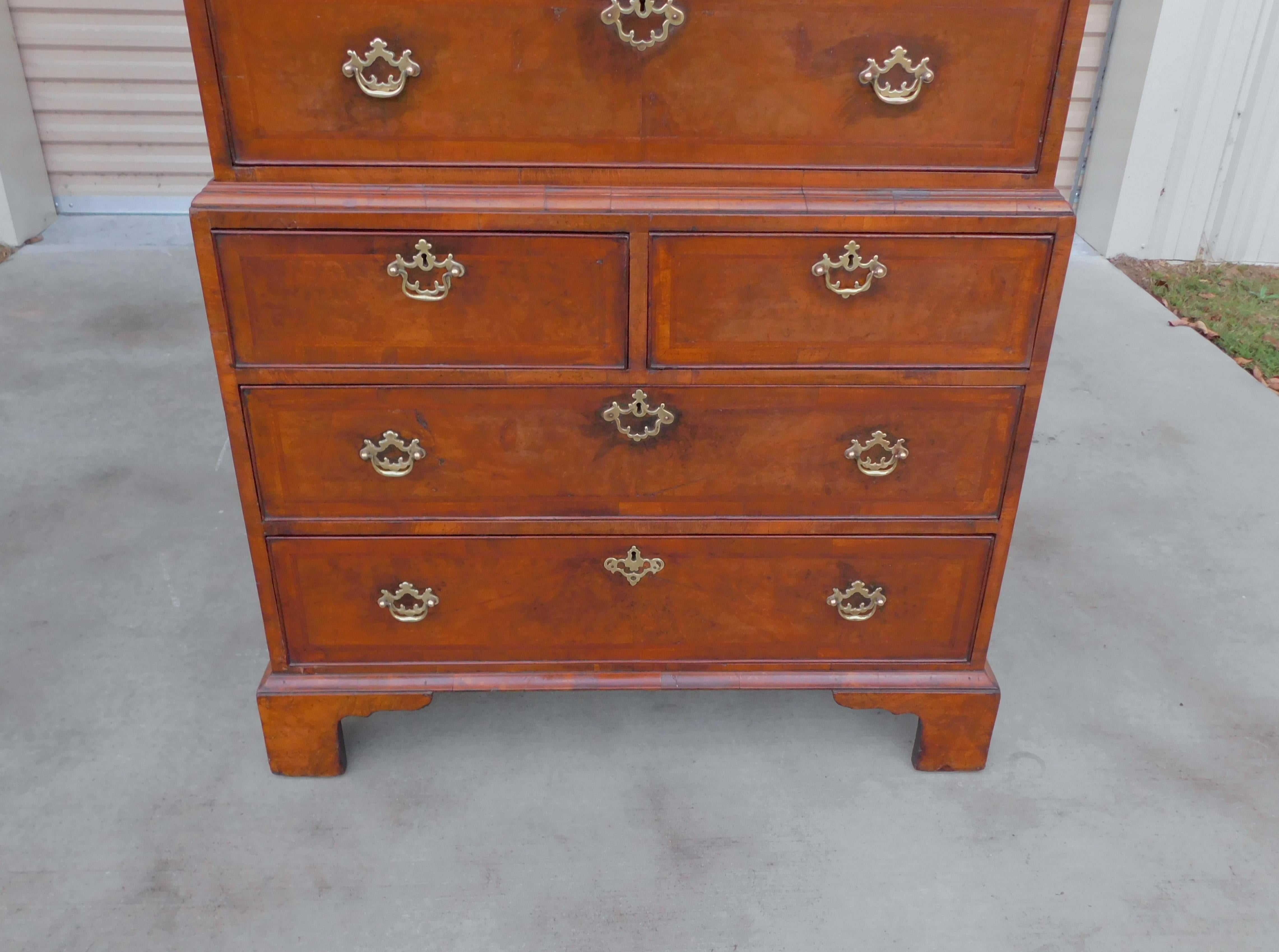 Ottone English Queen Anne Burl Walnut Graduated Chest on Chest on Bracket Feet, C. 1720 in vendita