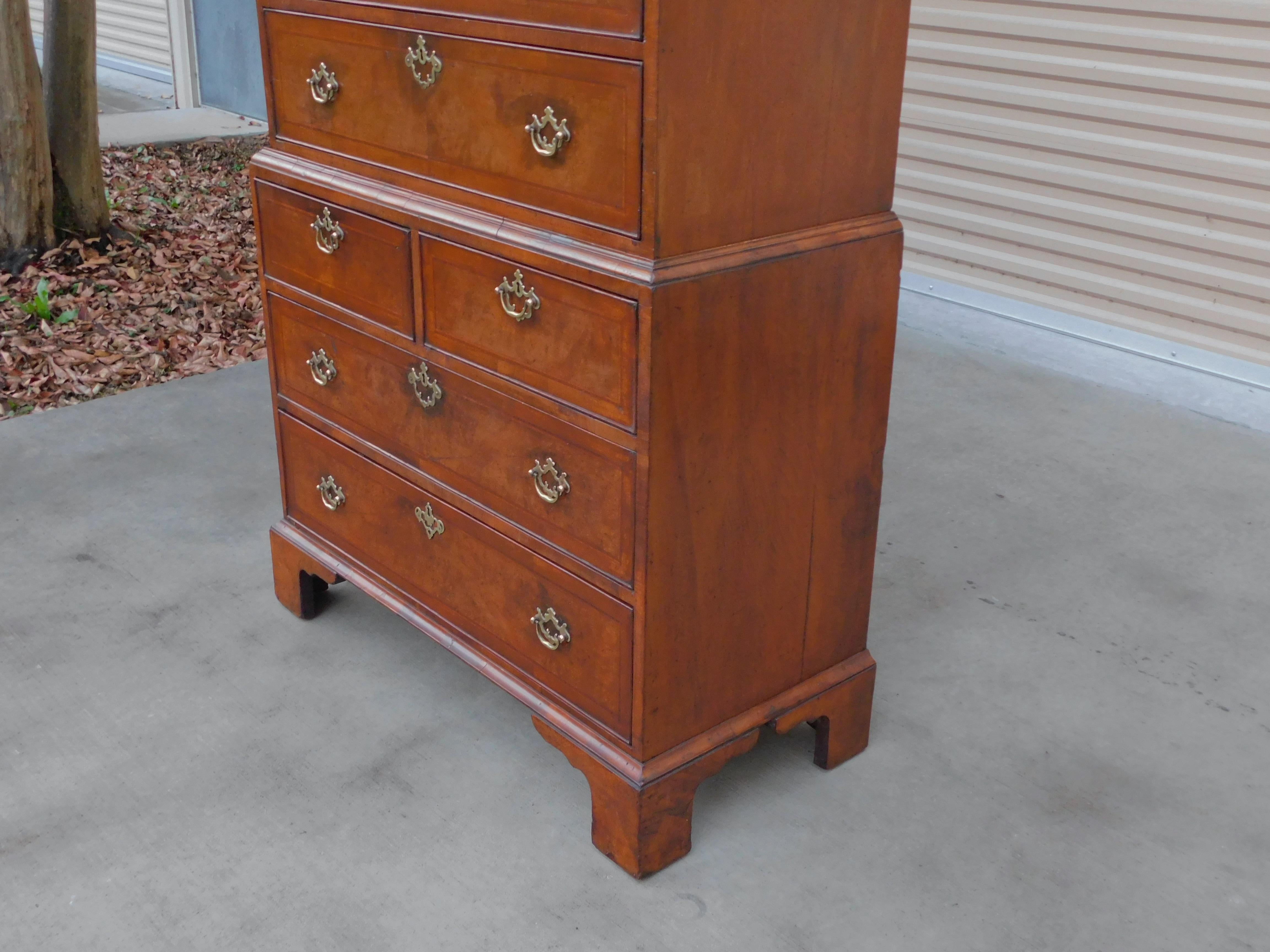 English Queen Anne Burl Walnut Graduated Chest on Chest on Bracket Feet, C. 1720 in vendita 1