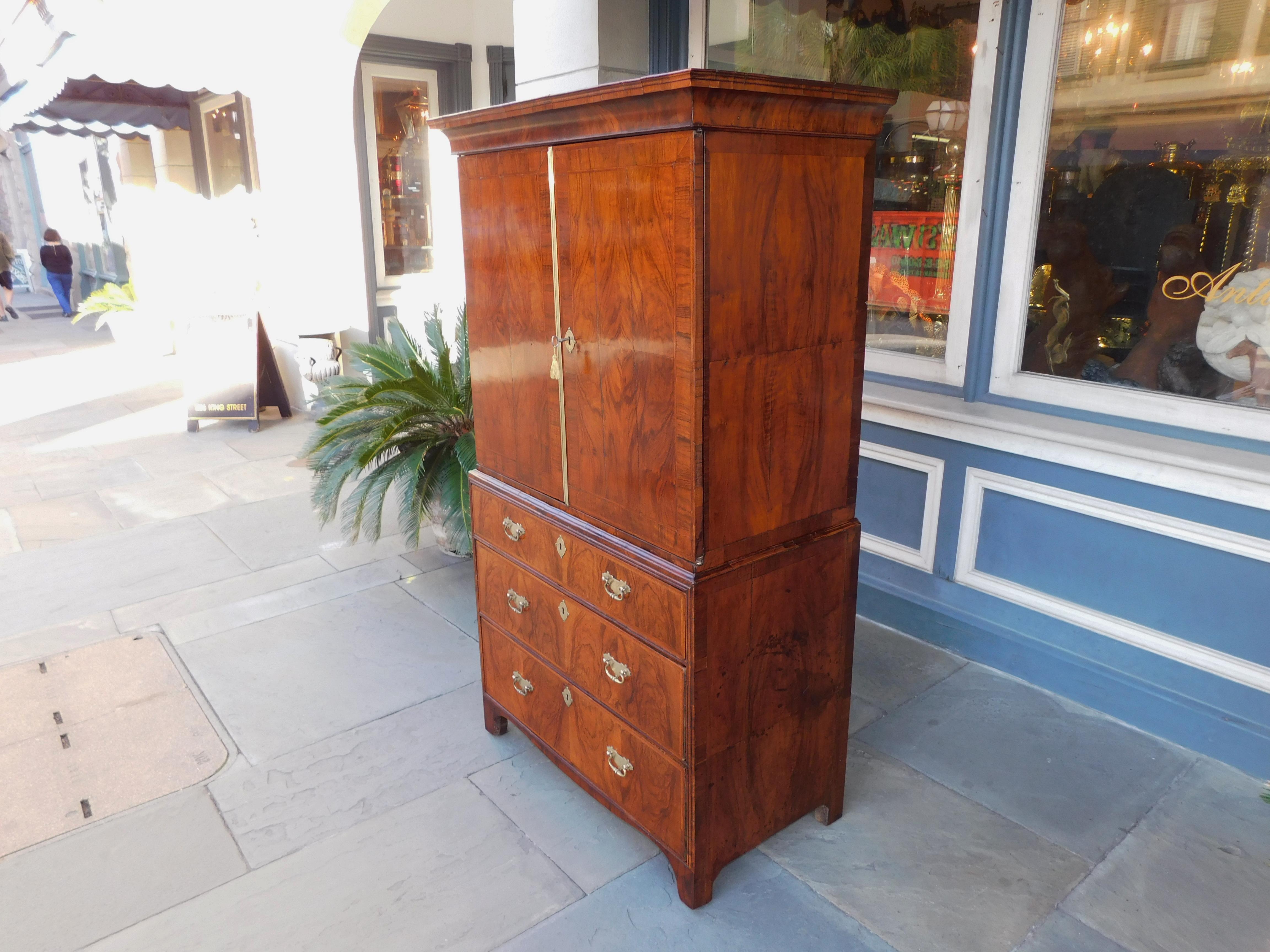 English Queen Anne Burl Walnut Graduated Linen Press with Bracket Feet, C. 1710 In Excellent Condition In Hollywood, SC