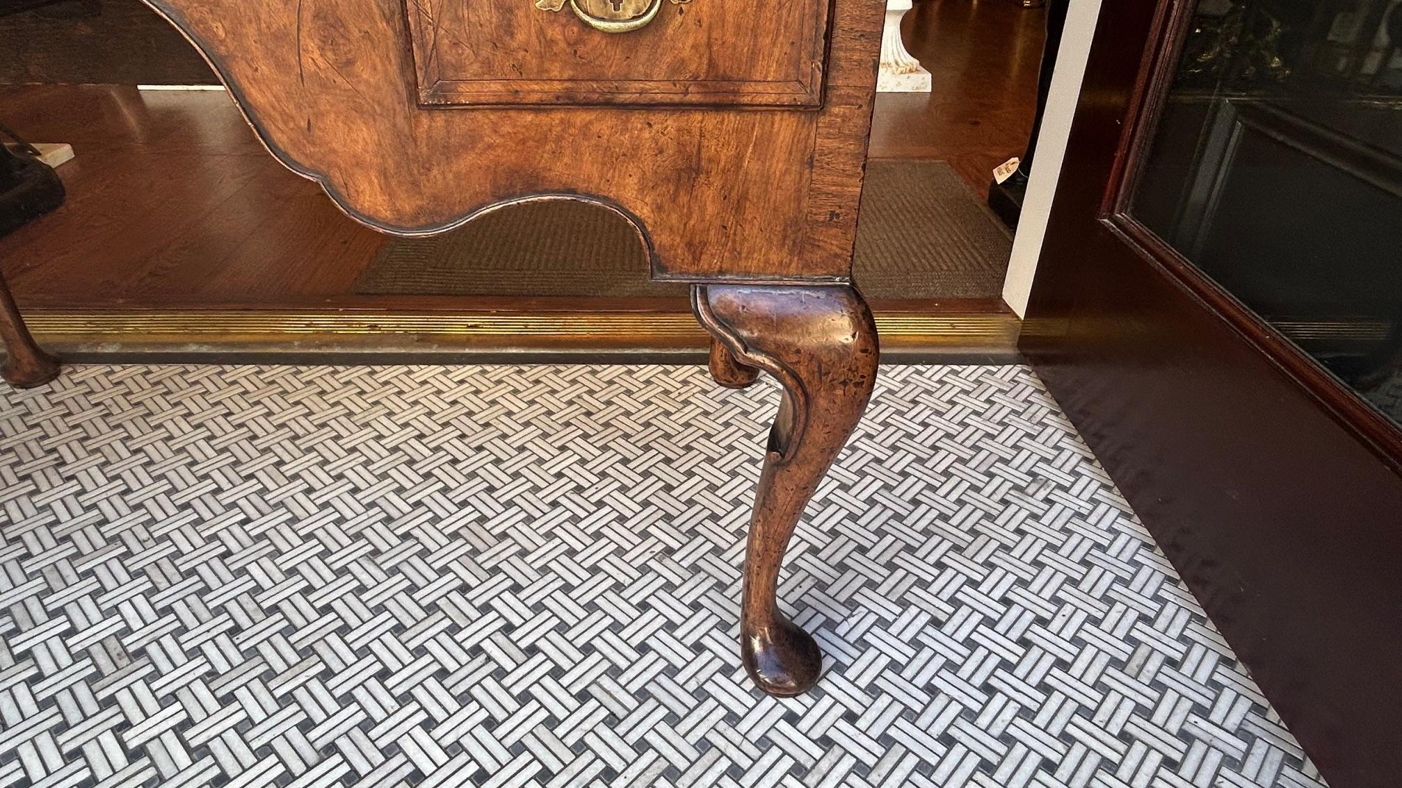 Meuble de salon Queen Anne en noyer ronceux, avec plateau d'origine. A.I.C. C. C 1720 en vente 3