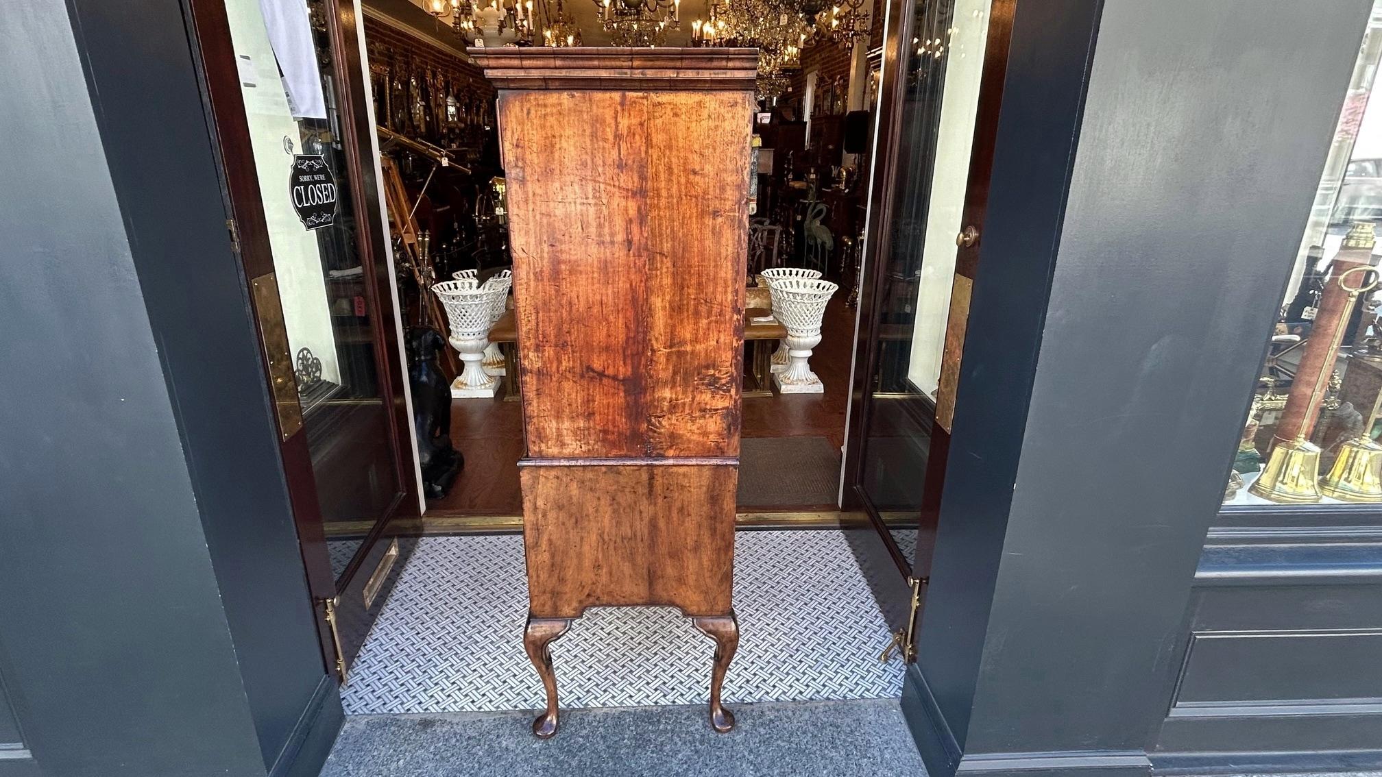 Meuble de salon Queen Anne en noyer ronceux, avec plateau d'origine. A.I.C. C. C 1720 en vente 4