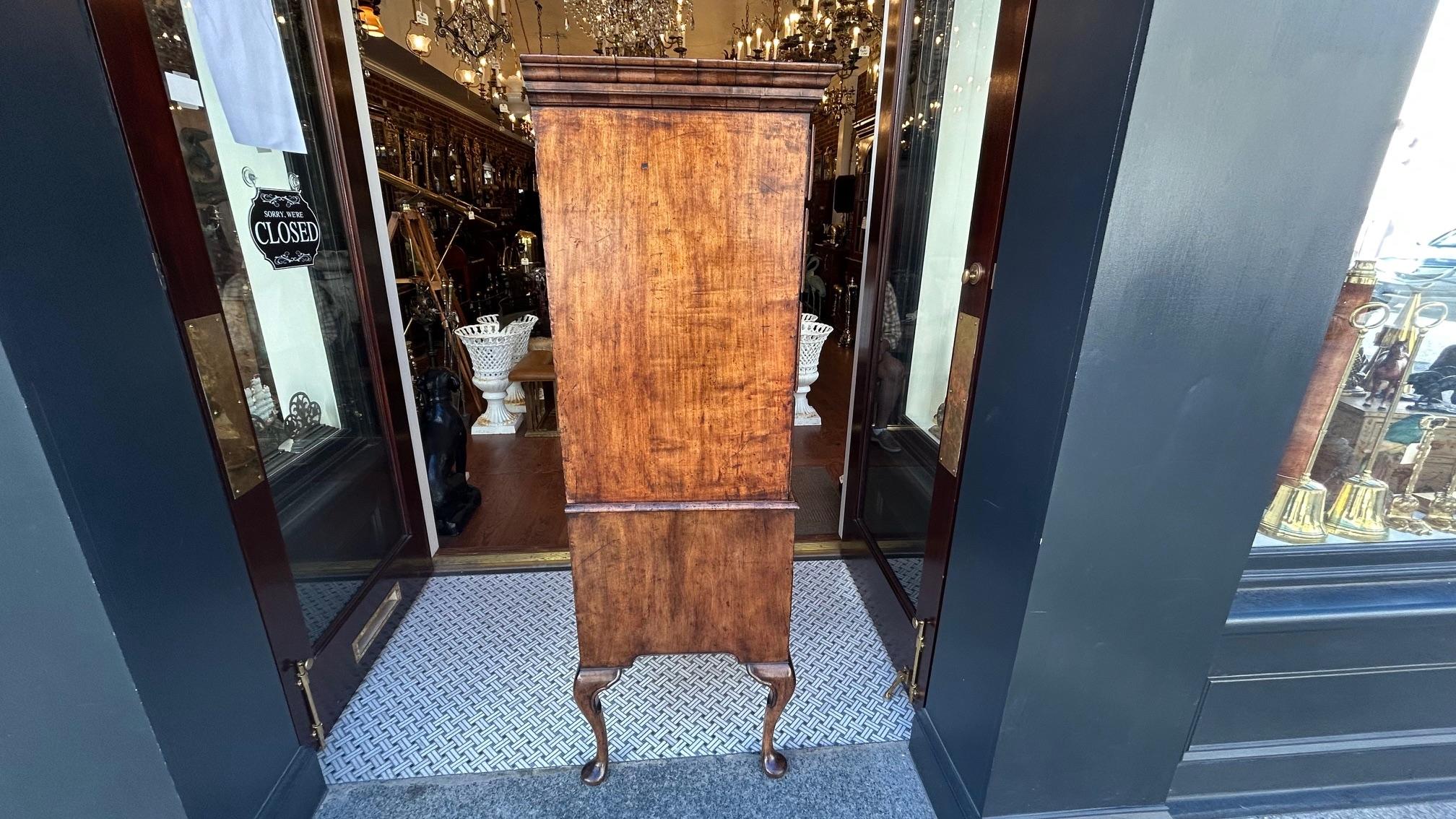 Meuble de salon Queen Anne en noyer ronceux, avec plateau d'origine. A.I.C. C. C 1720 en vente 5