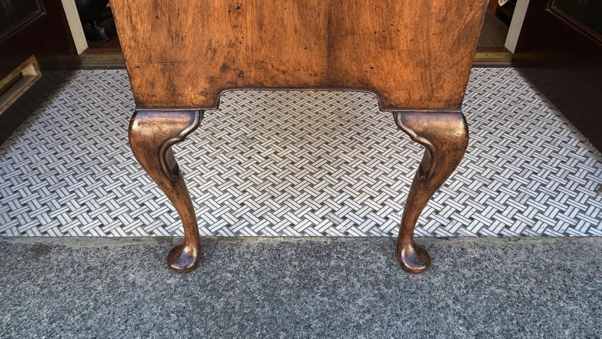 Meuble de salon Queen Anne en noyer ronceux, avec plateau d'origine. A.I.C. C. C 1720 en vente 6
