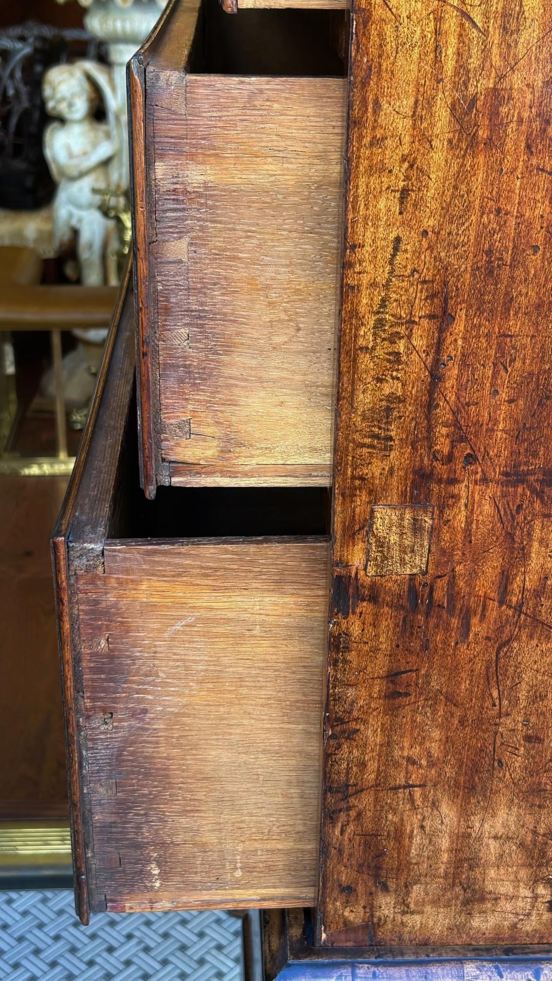 Meuble de salon Queen Anne en noyer ronceux, avec plateau d'origine. A.I.C. C. C 1720 en vente 7