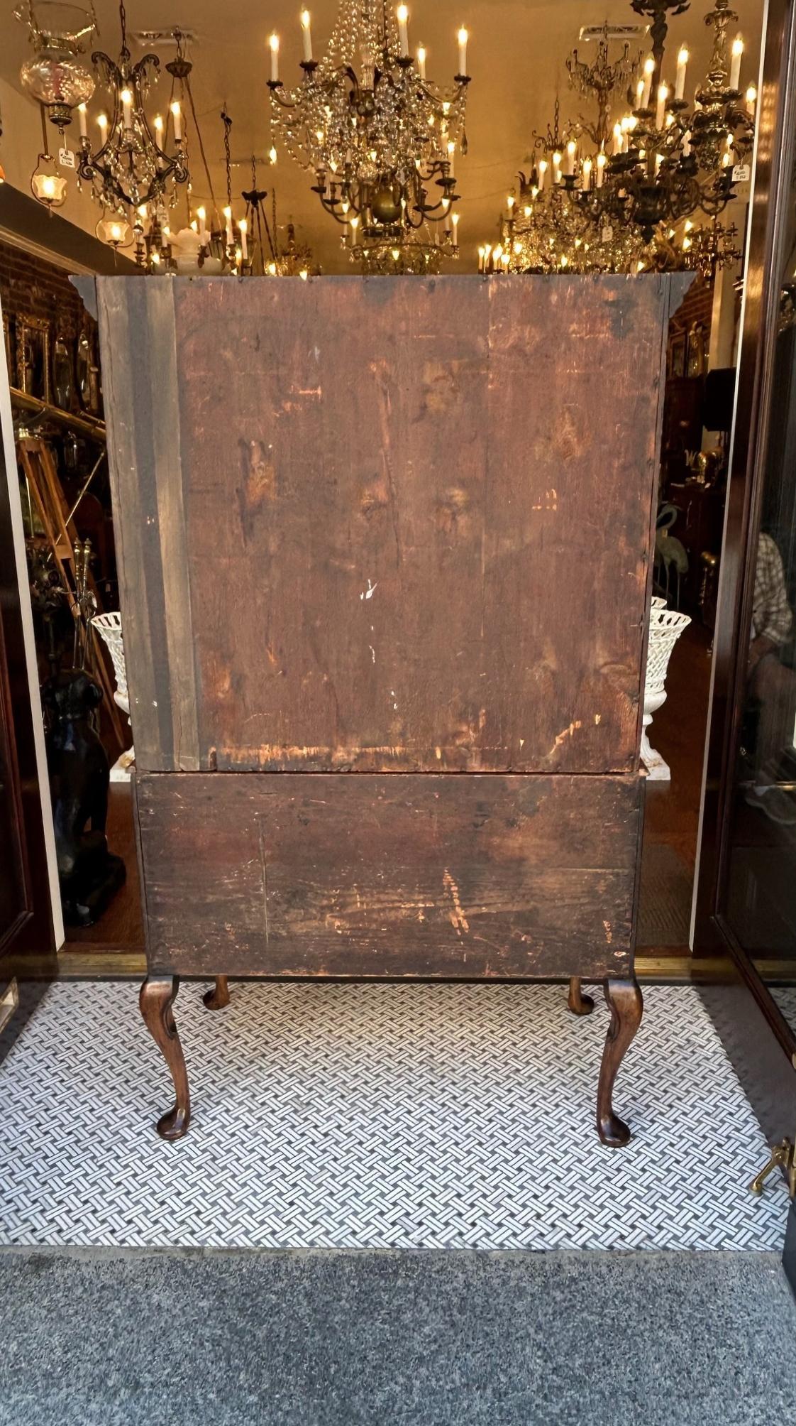 Meuble de salon Queen Anne en noyer ronceux, avec plateau d'origine. A.I.C. C. C 1720 en vente 8