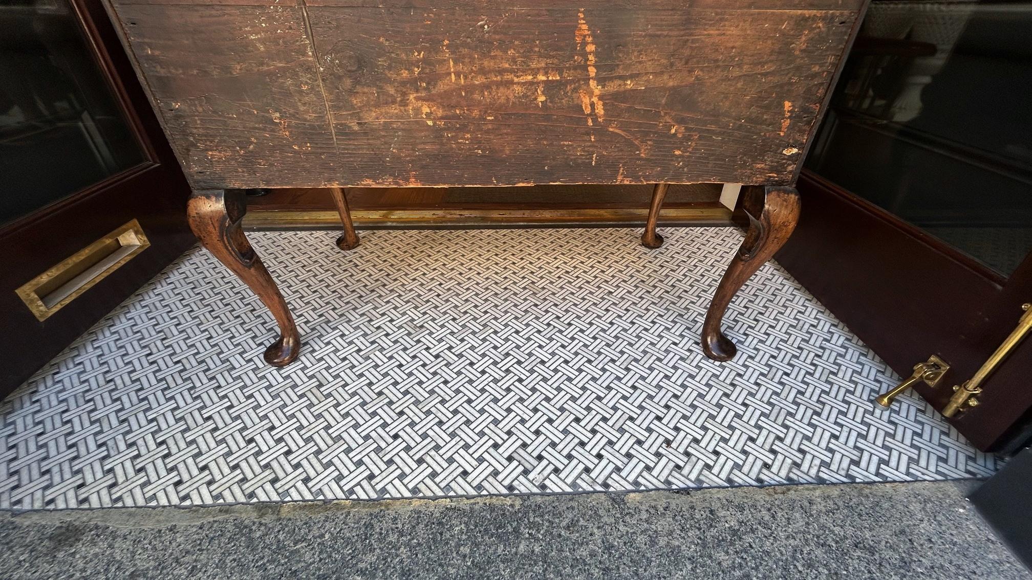 Meuble de salon Queen Anne en noyer ronceux, avec plateau d'origine. A.I.C. C. C 1720 en vente 9