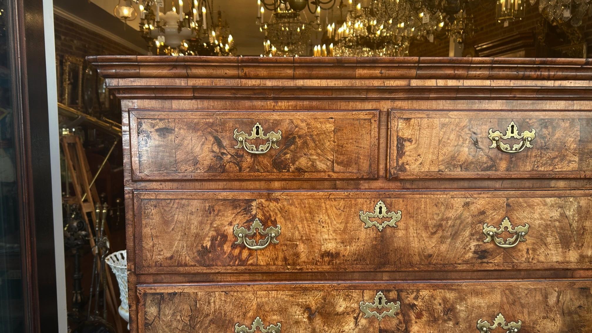 Anglais Meuble de salon Queen Anne en noyer ronceux, avec plateau d'origine. A.I.C. C. C 1720 en vente