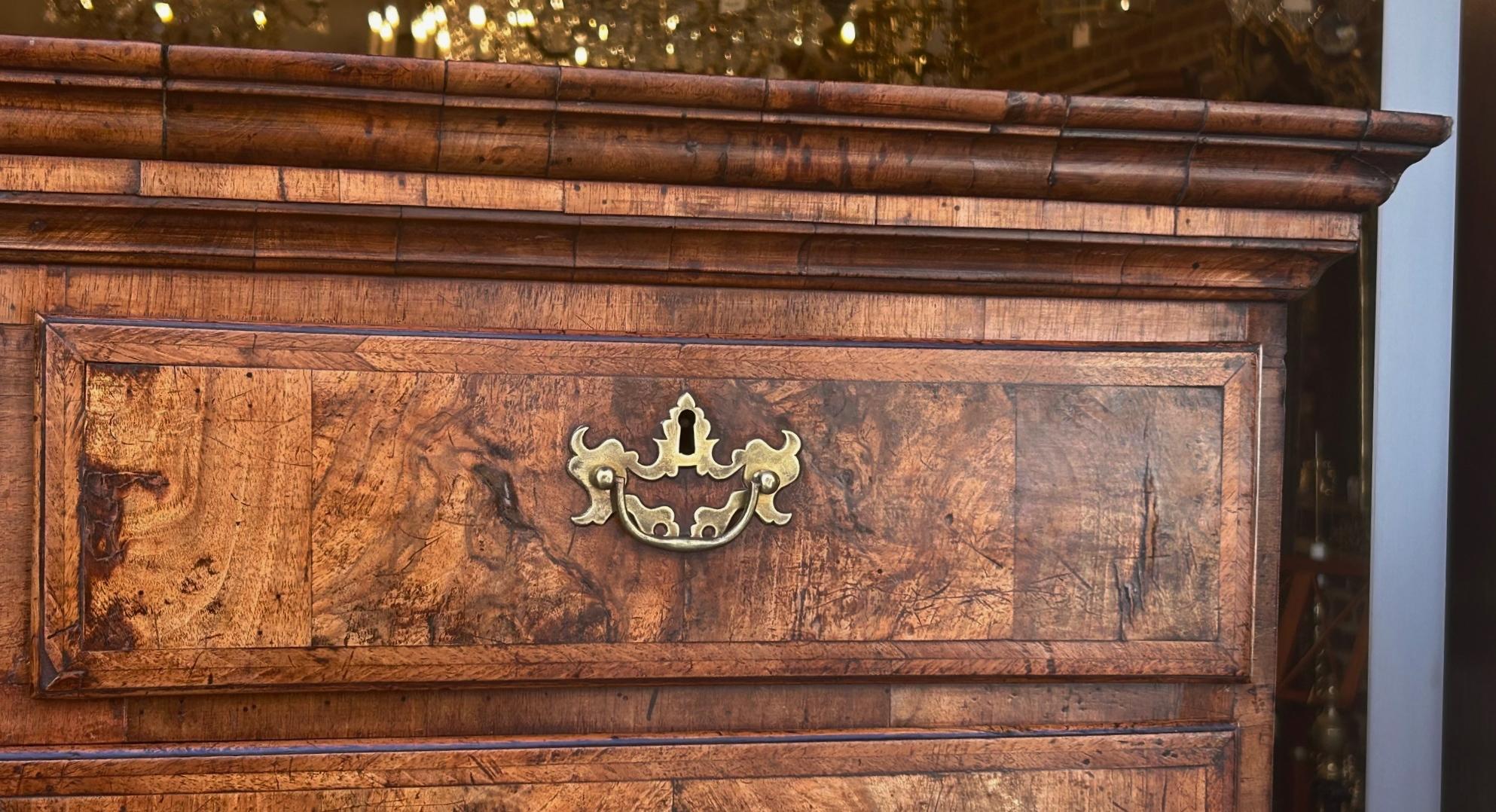 Début du XVIIIe siècle Meuble de salon Queen Anne en noyer ronceux, avec plateau d'origine. A.I.C. C. C 1720 en vente