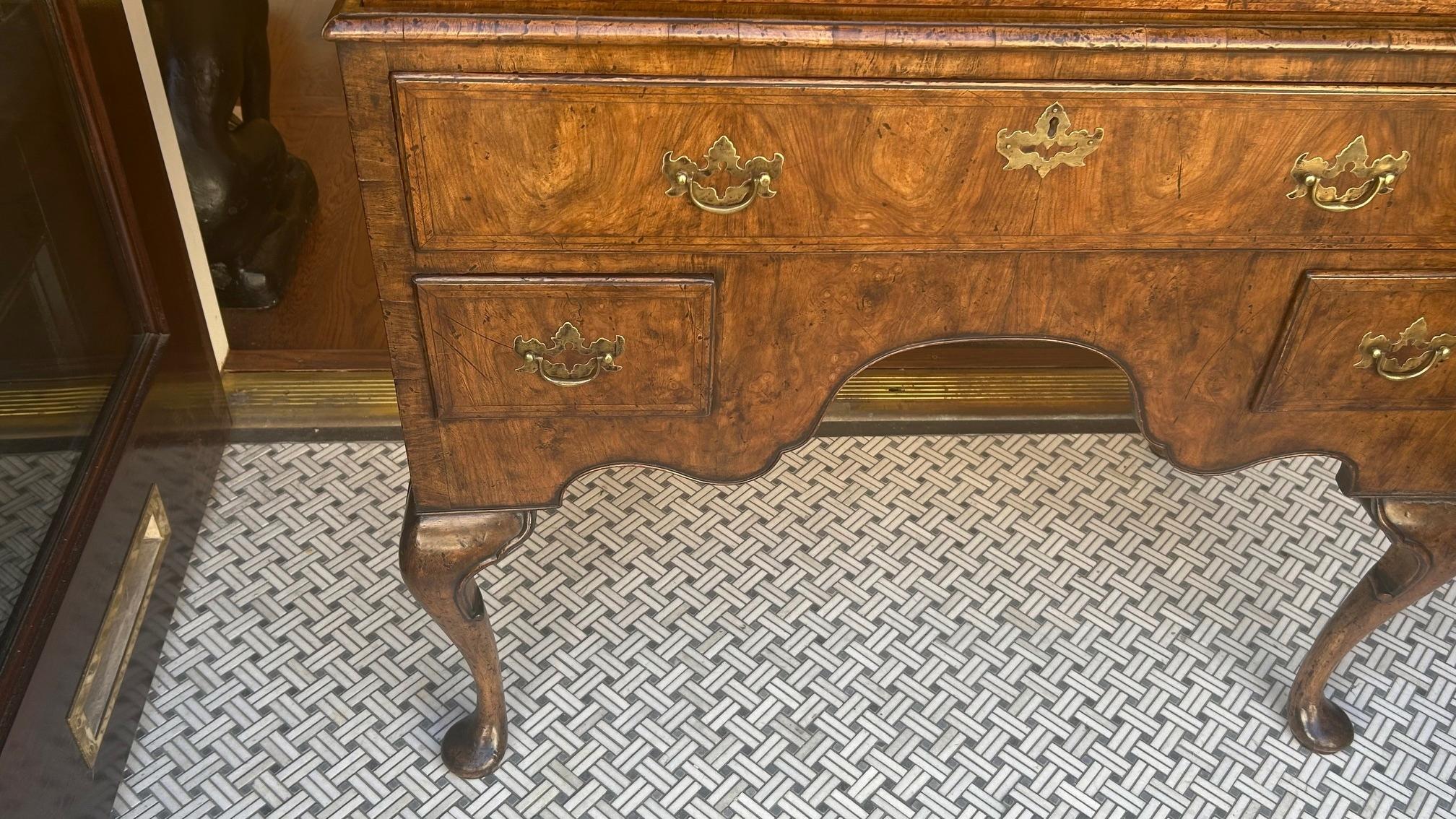 Laiton Meuble de salon Queen Anne en noyer ronceux, avec plateau d'origine. A.I.C. C. C 1720 en vente