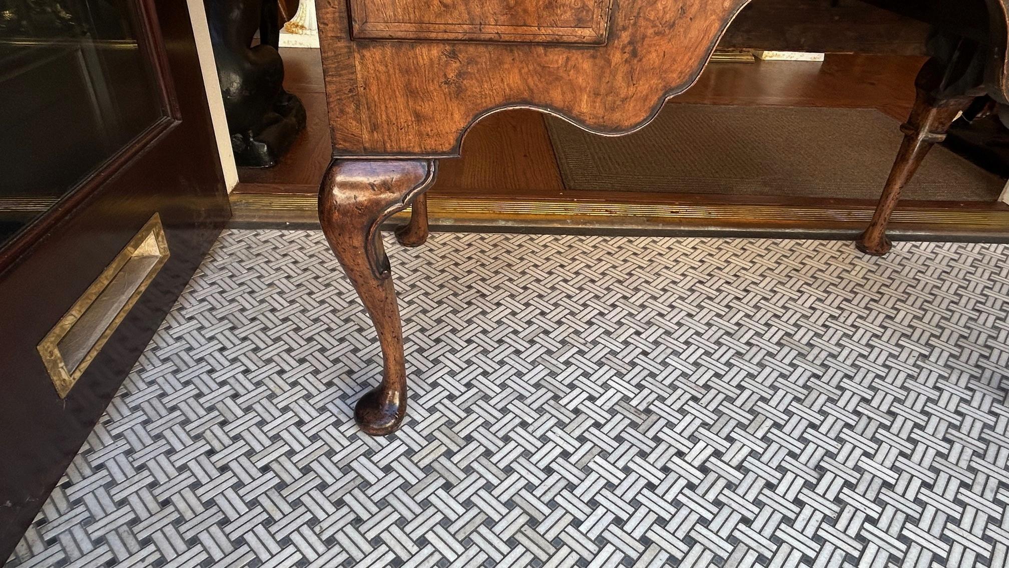 Meuble de salon Queen Anne en noyer ronceux, avec plateau d'origine. A.I.C. C. C 1720 en vente 1