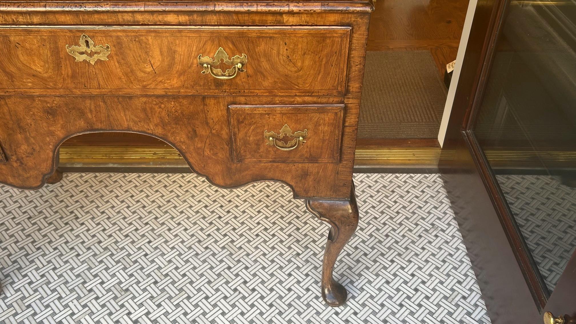 Meuble de salon Queen Anne en noyer ronceux, avec plateau d'origine. A.I.C. C. C 1720 en vente 2
