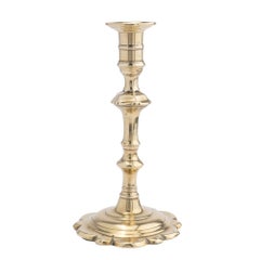 Candeliere inglese in ottone fuso Queen Anne, 1770 ca.