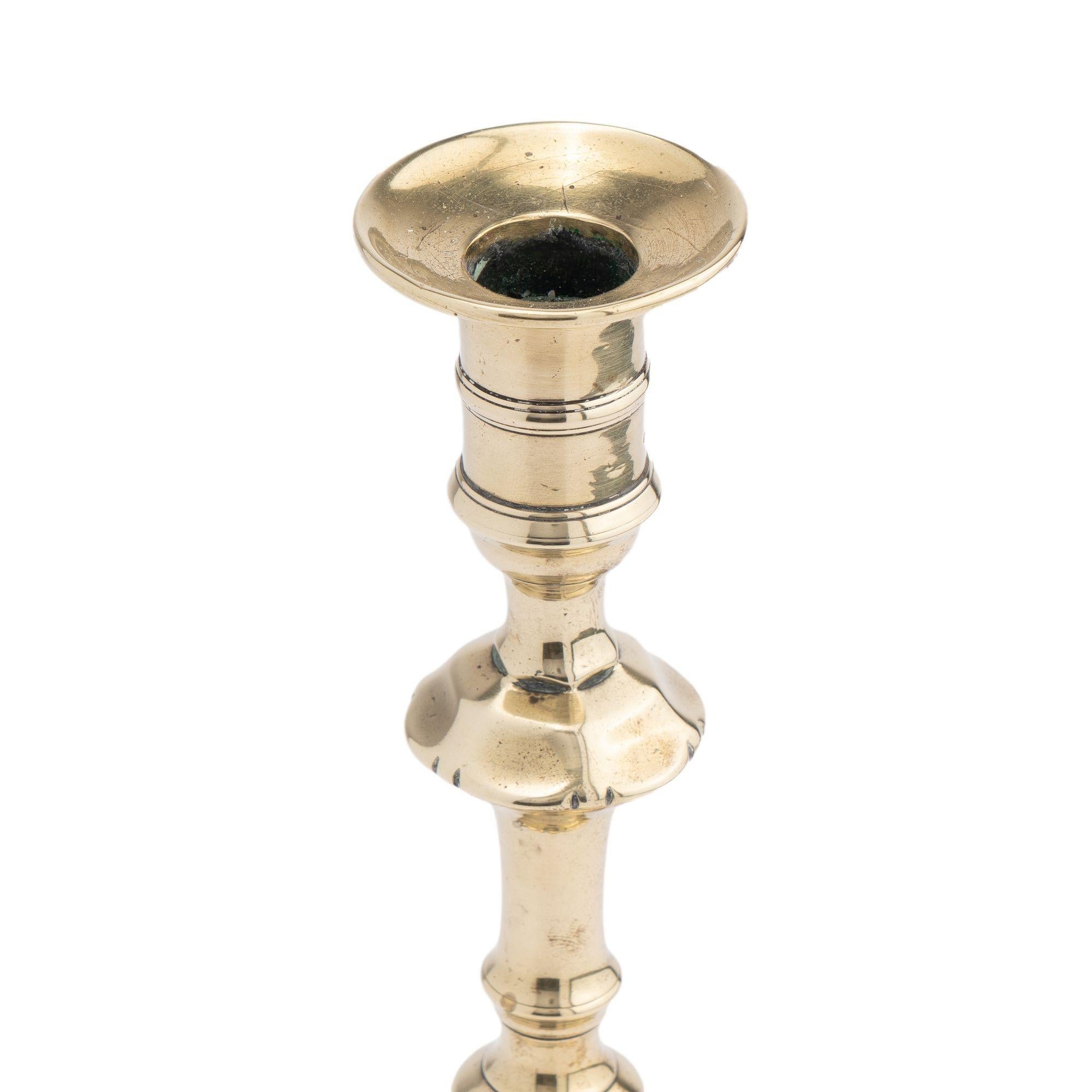 Englischer Queen Anne-Kerzenständer aus Messingguss aus Messing, um 1770 (Britisch) im Angebot
