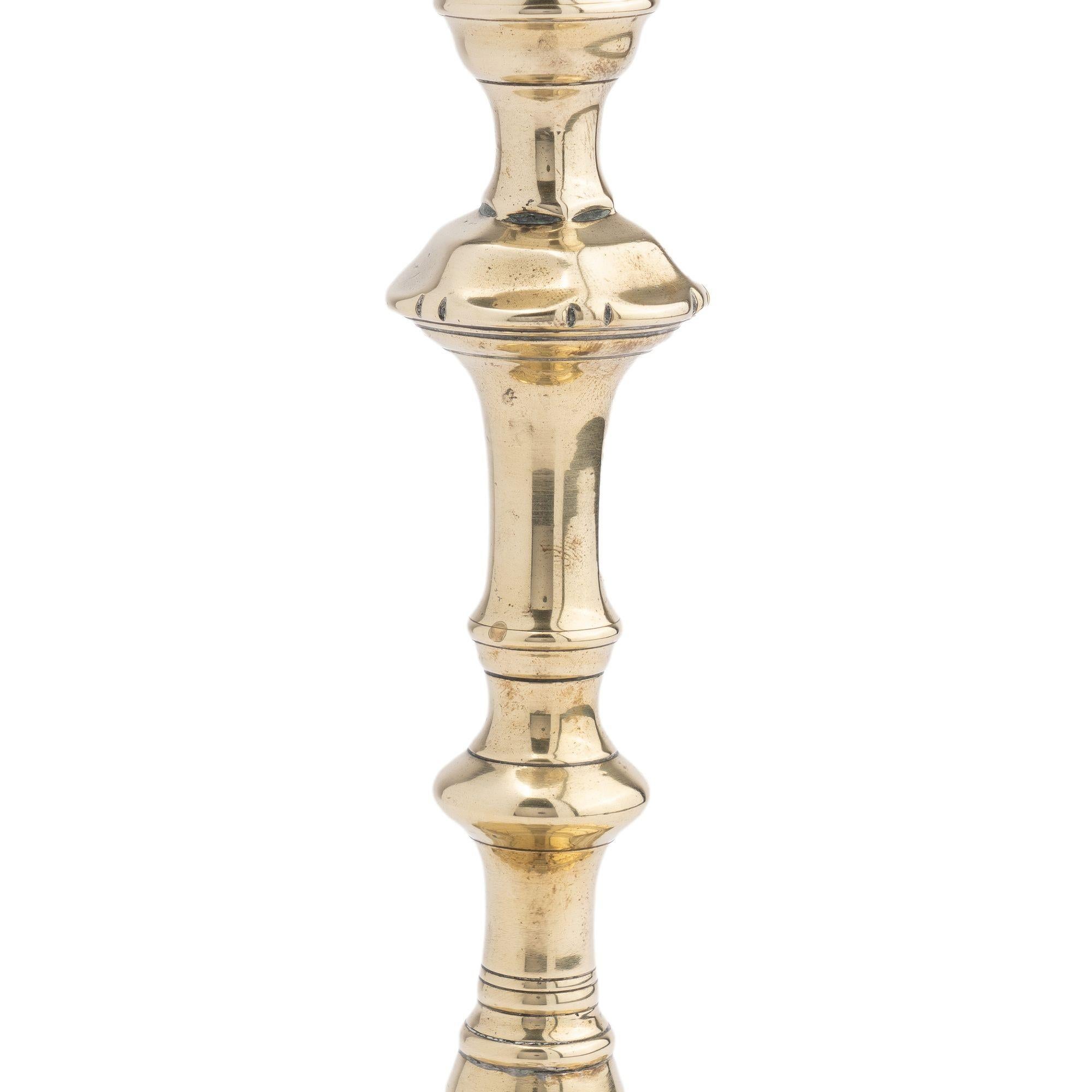 Englischer Queen Anne-Kerzenständer aus Messingguss aus Messing, um 1770 im Zustand „Gut“ im Angebot in Kenilworth, IL
