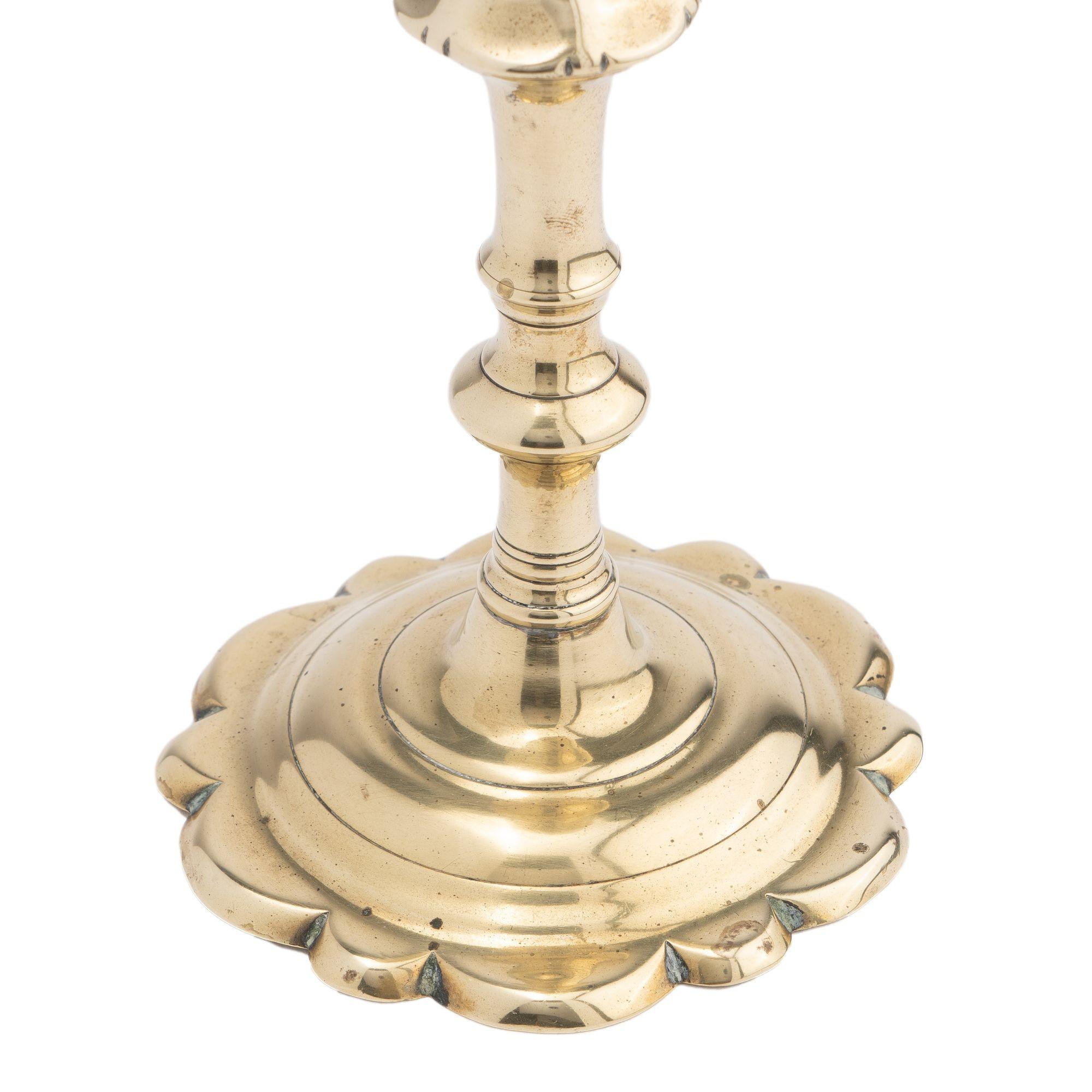 Englischer Queen Anne-Kerzenständer aus Messingguss aus Messing, um 1770 (18. Jahrhundert) im Angebot