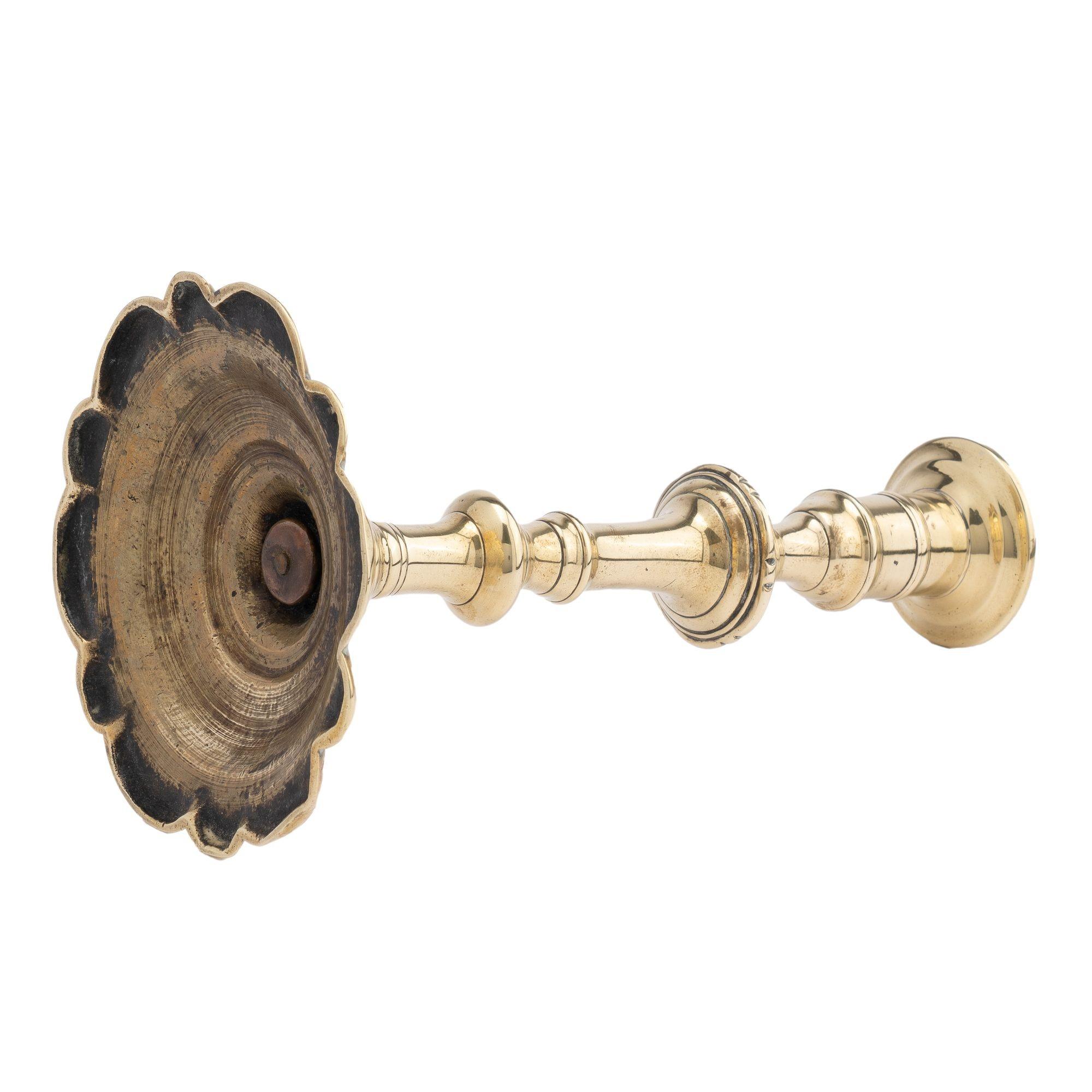 Englischer Queen Anne-Kerzenständer aus Messingguss aus Messing, um 1770 im Angebot 3