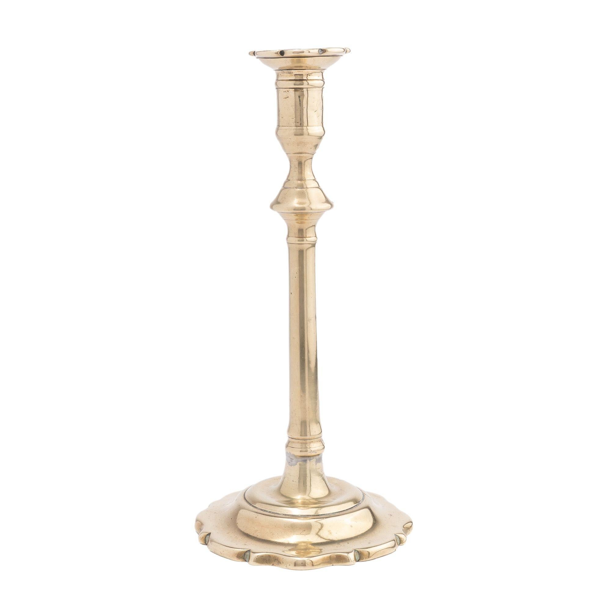 Candelero Queen Anne inglés de latón fundido con base festoneada y cortada en ángulo con costura de fundición.
Birmingham, Inglaterra, hacia 1780.