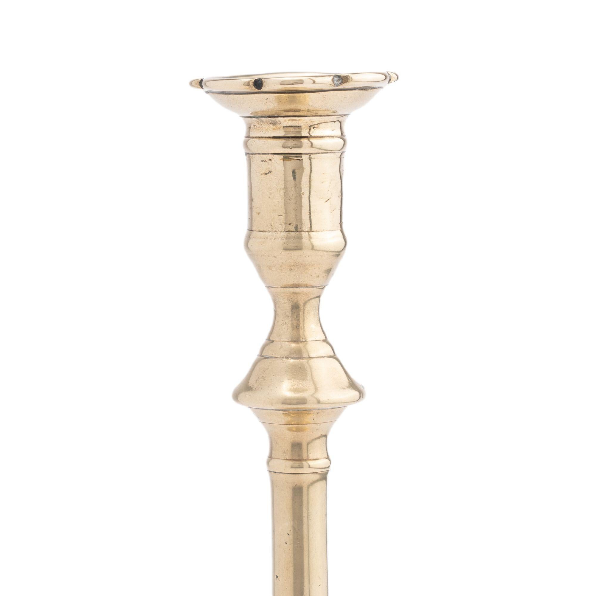 Candelero inglés de latón fundido estilo Queen Anne con base festoneada, c. 1780 Británico en venta