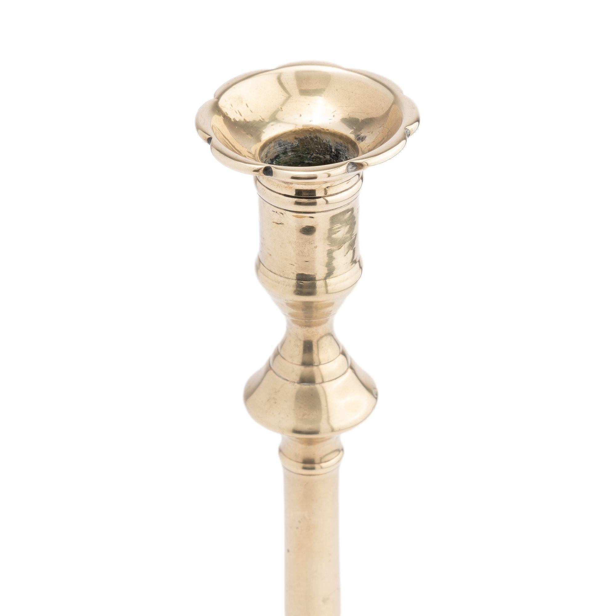 Candelero inglés de latón fundido estilo Queen Anne con base festoneada, c. 1780 en Bueno estado para la venta en Kenilworth, IL