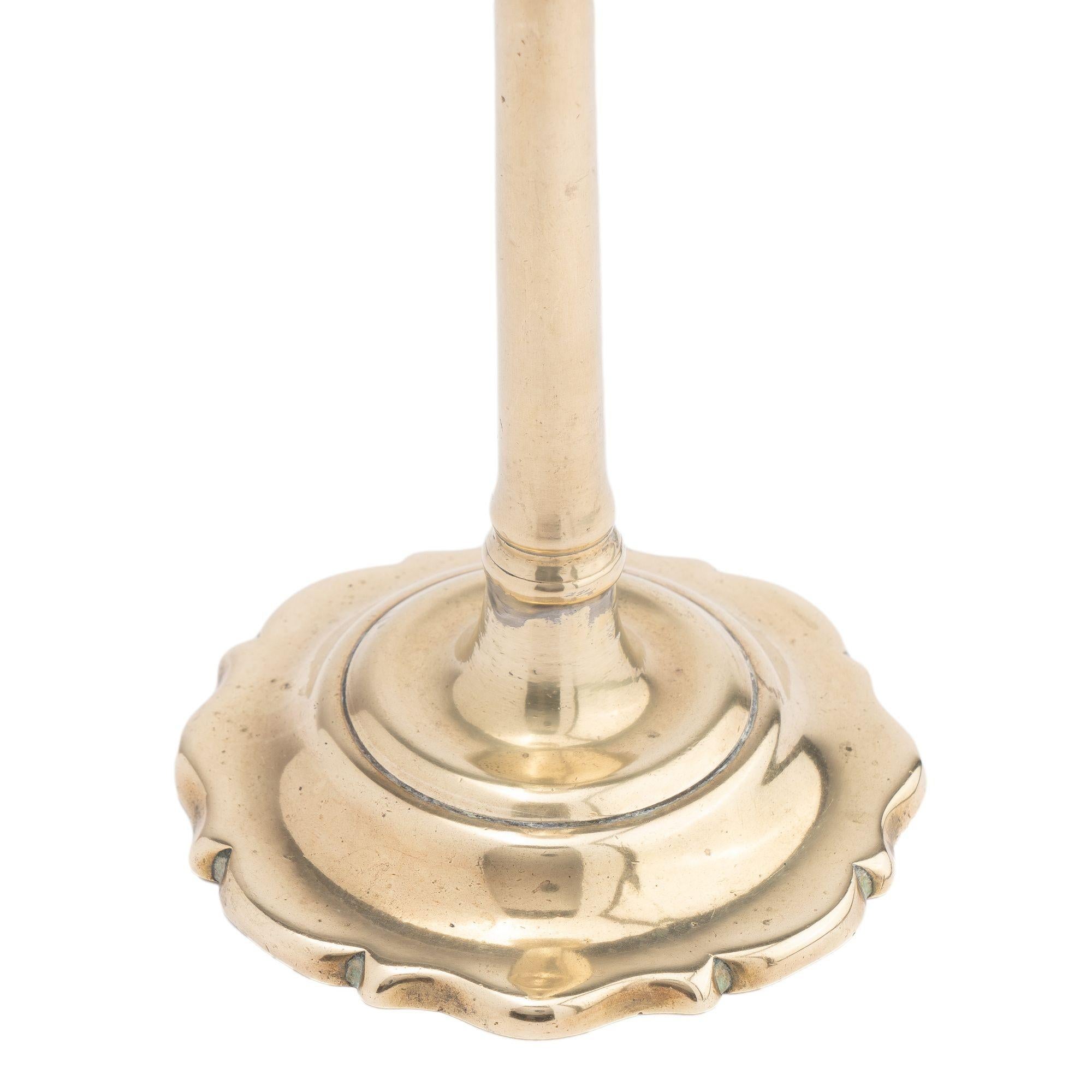 Candelero inglés de latón fundido estilo Queen Anne con base festoneada, c. 1780 Latón en venta