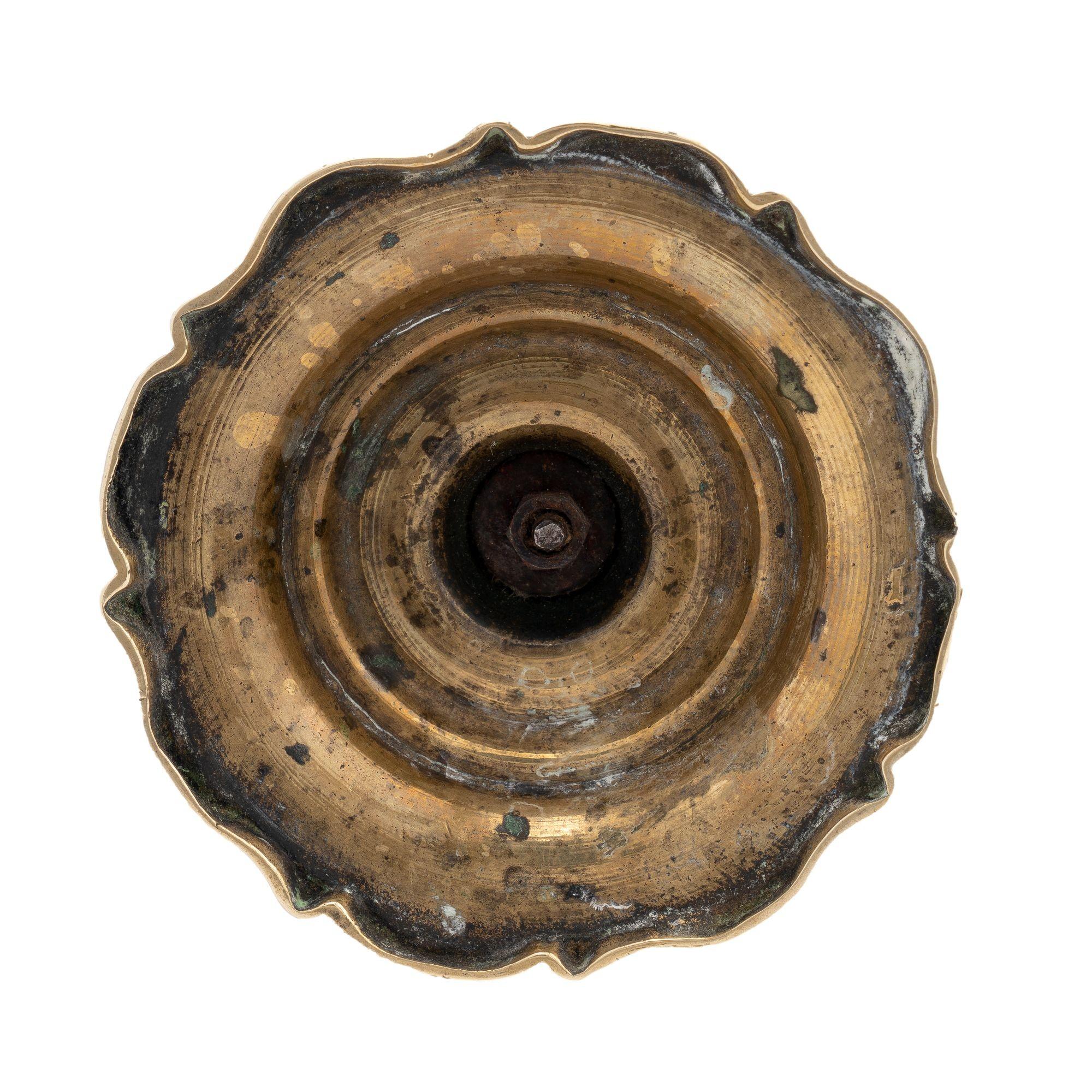 Candelero inglés de latón fundido estilo Queen Anne con base festoneada, c. 1780 en venta 1