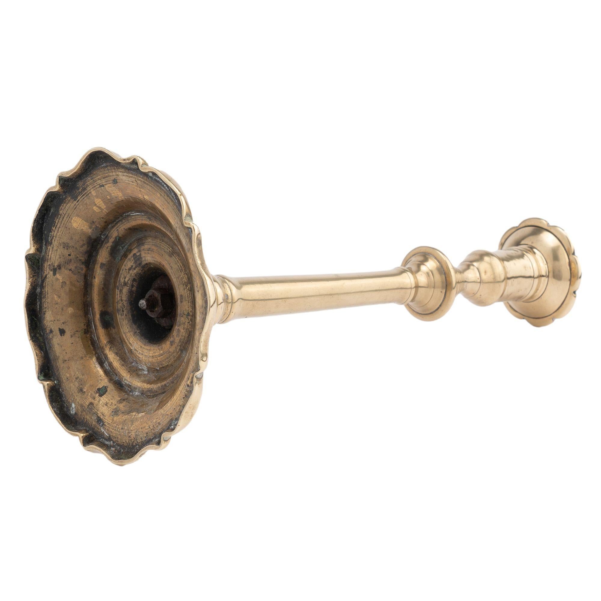 Candelero inglés de latón fundido estilo Queen Anne con base festoneada, c. 1780 en venta 2