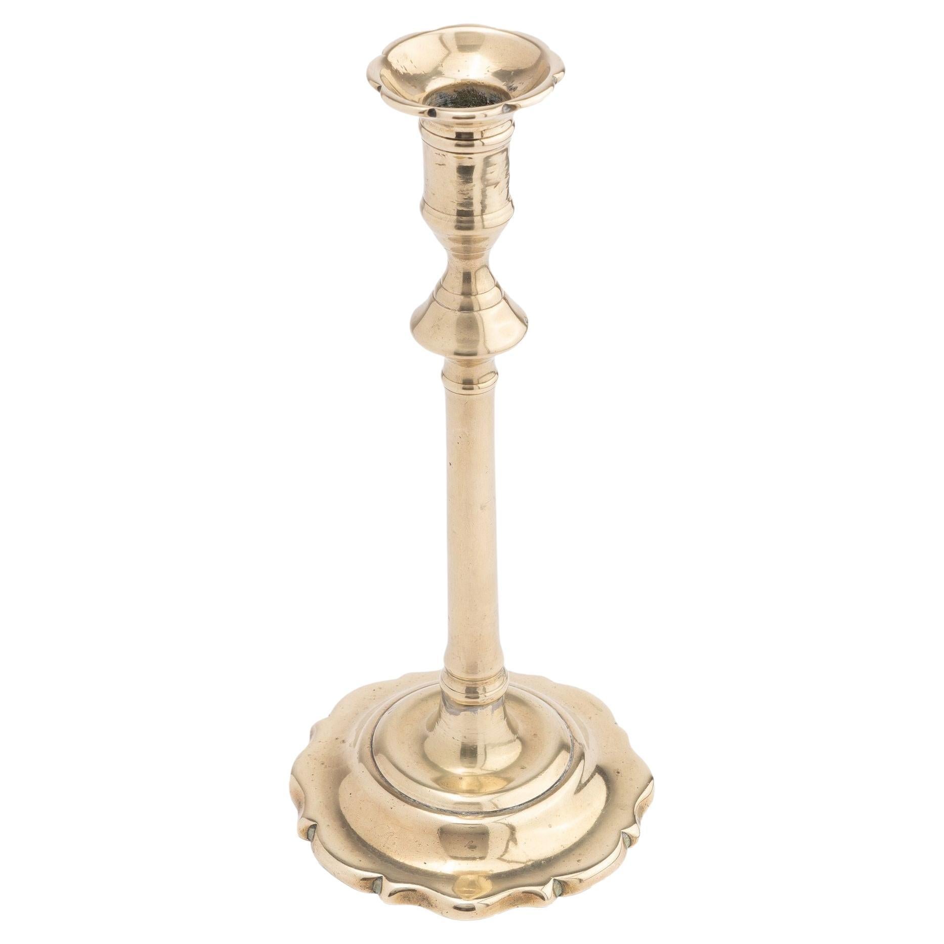 Candeliere in ottone fuso Queen Anne con base smerlata, 1780 ca.