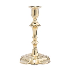 Candeliere con base a petali in ottone fuso Queen Anne, 1750-60