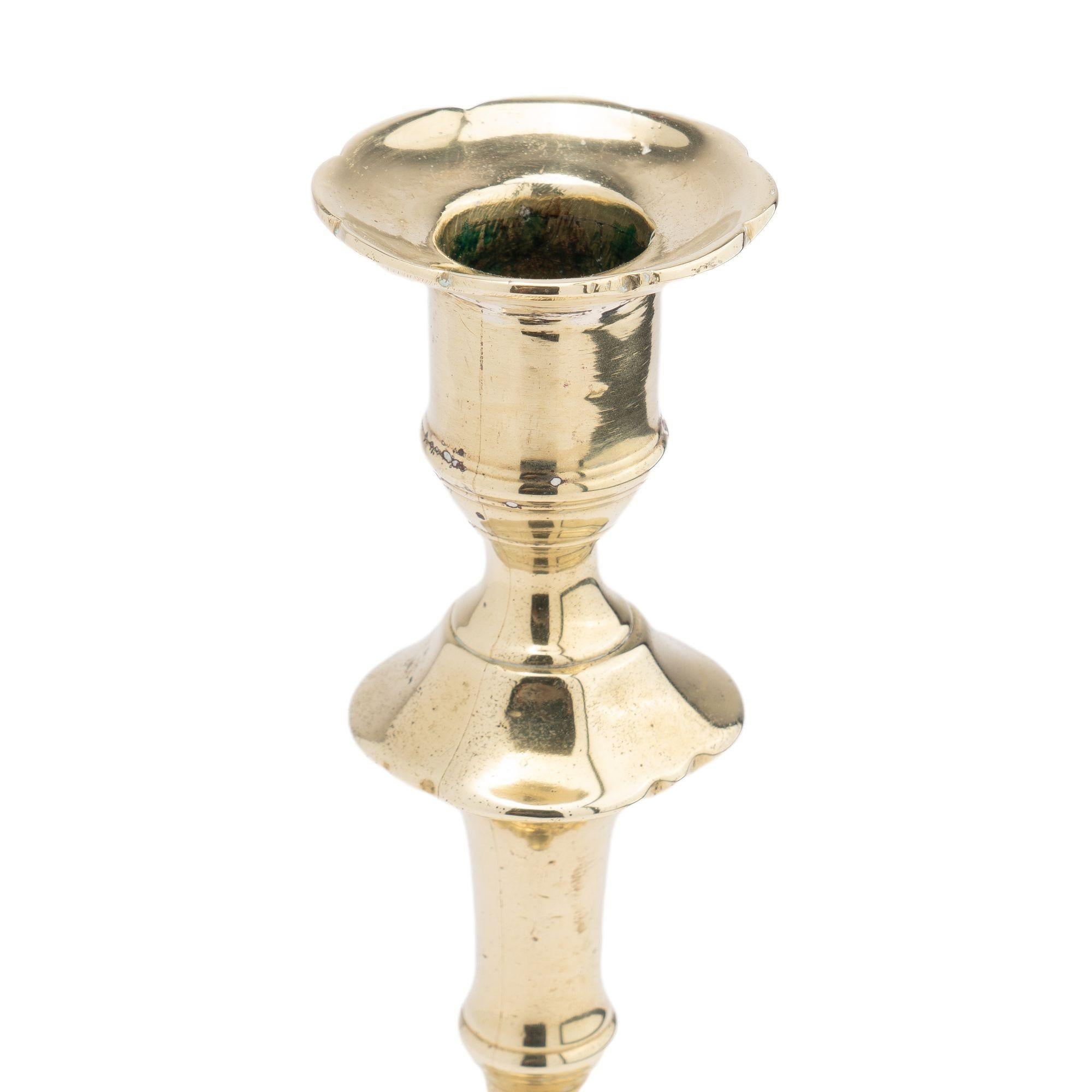 English Queen Anne cast brass petal base candlestick, 1750-60 In Good Condition For Sale In Kenilworth, IL
