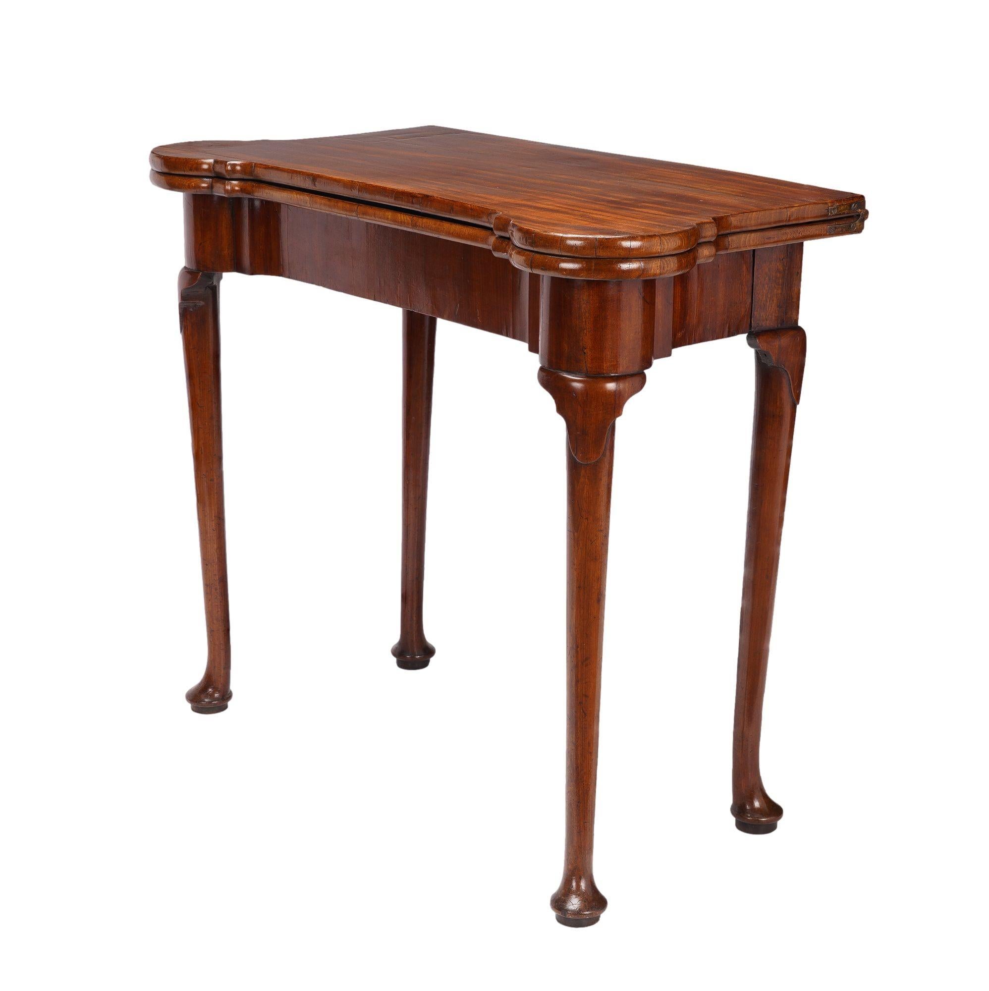 English Queen Anne Concertina Action Flip Top Game Table, c. 1725 In Excellent Condition For Sale In Kenilworth, IL