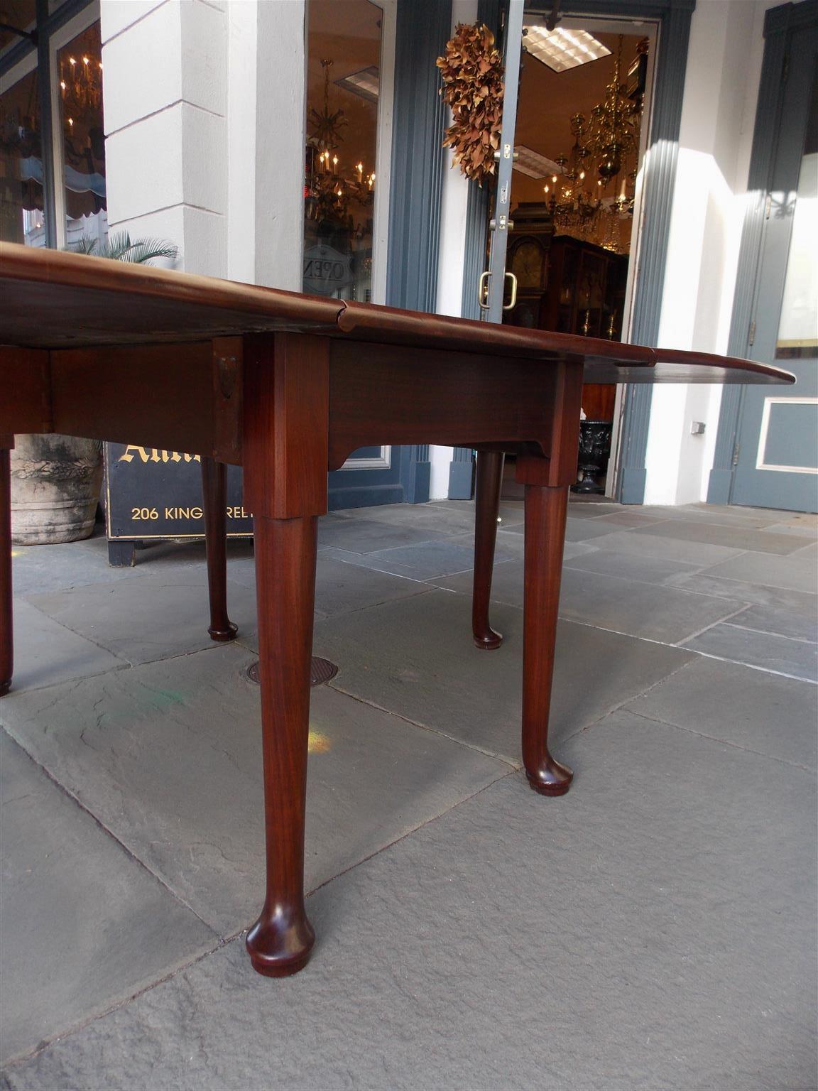 English Queen Anne Cuban Mahogany Drop Leaf Dining Table with Pad Feet, C. 1730 For Sale 4