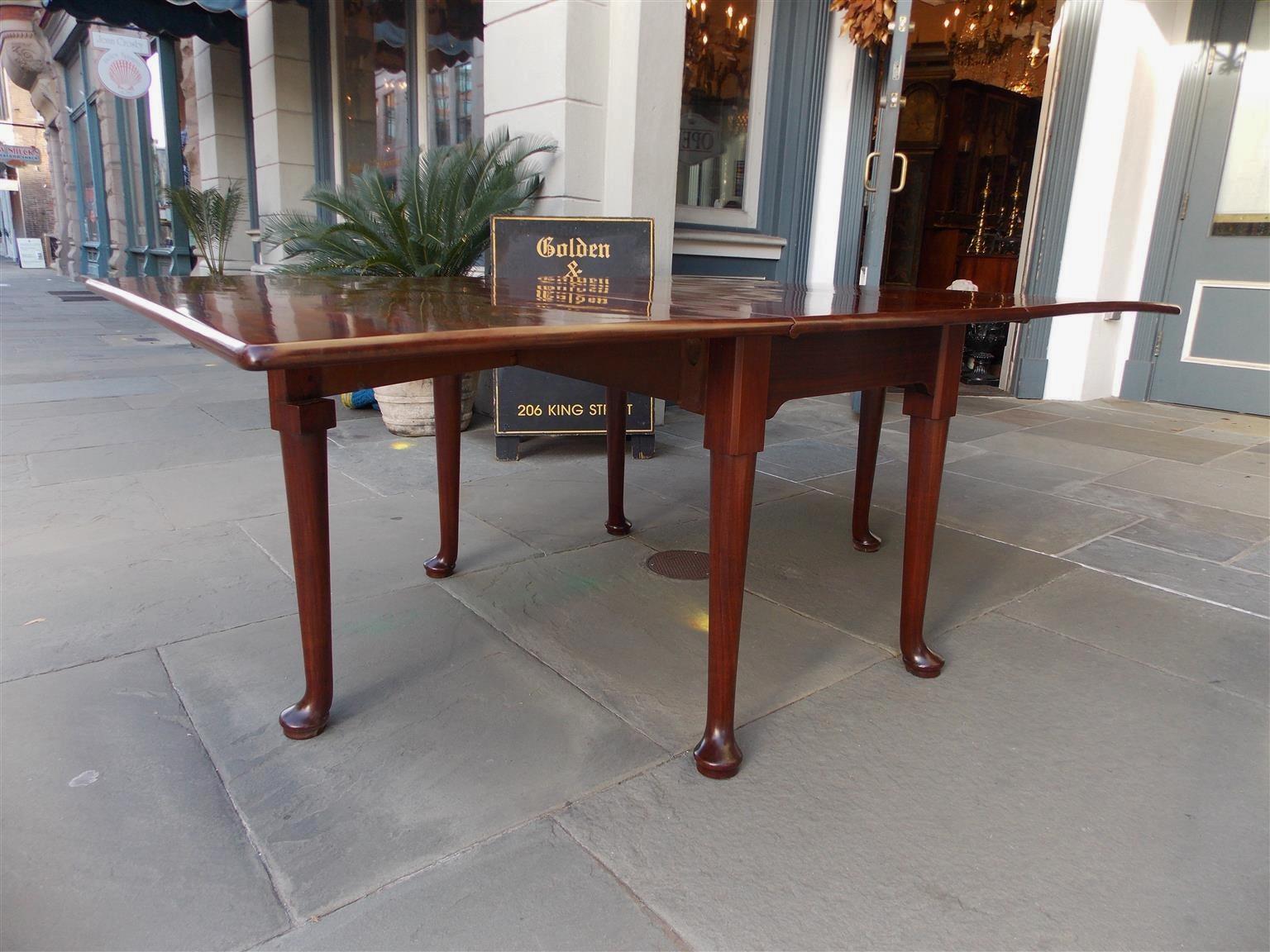 English Queen Anne Cuban Mahogany Drop Leaf Dining Table with Pad Feet, C. 1730 For Sale 1