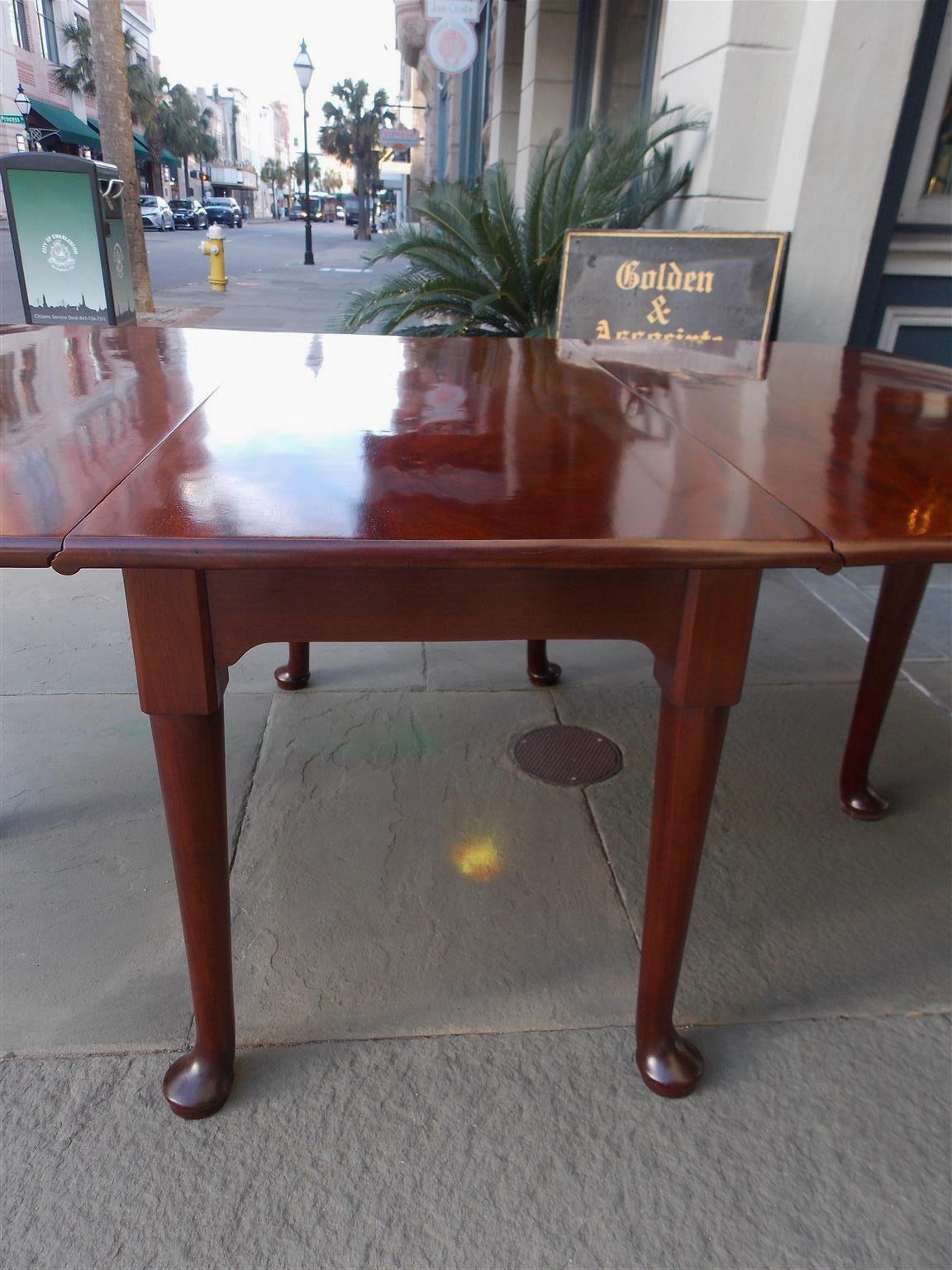 English Queen Anne Cuban Mahogany Drop Leaf Dining Table with Pad Feet, C. 1730 For Sale 2
