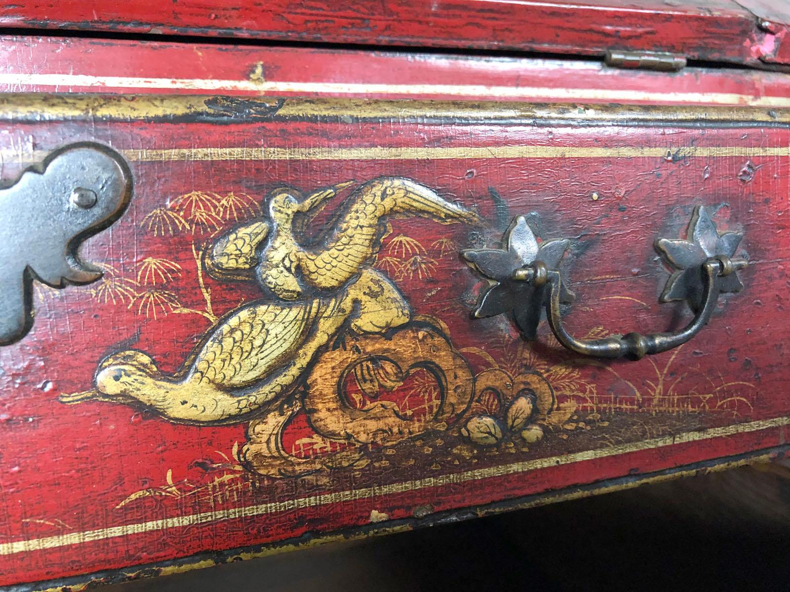 Scrivania / Commode in lacca rossa a cineseria Queen Anne, inizio XVIII secolo in vendita 7