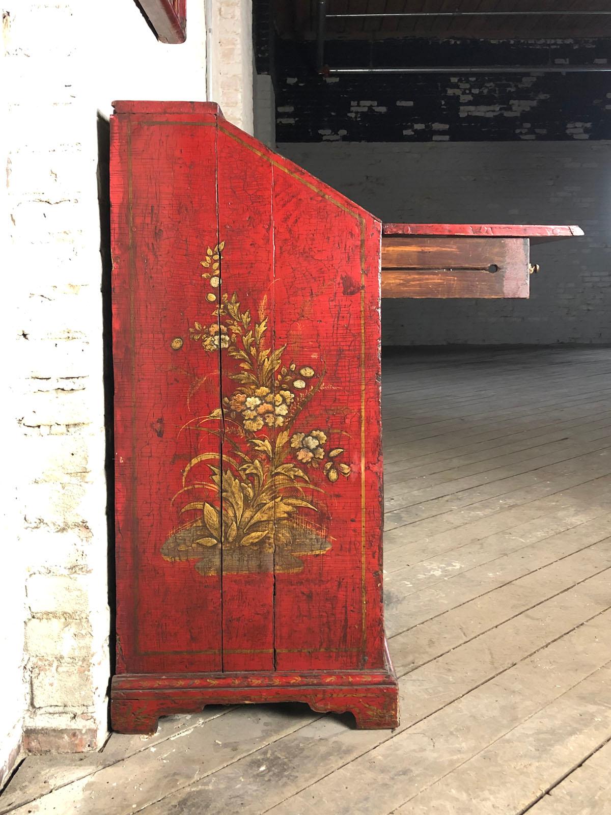 Anglais Bureau/commode anglais Queen Anne du début du 18e siècle en laque rouge de style chinoiserie en vente