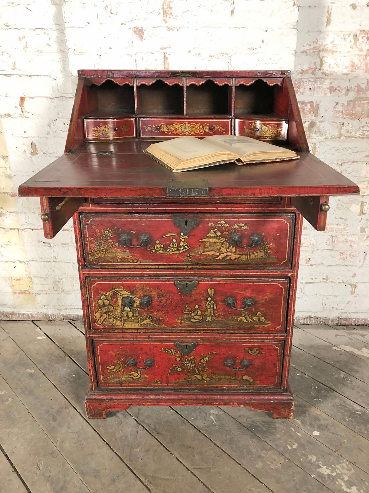 English Queen Anne, Early 18th Century Red Chinoiserie Lacquer Desk / Commode In Good Condition For Sale In Troy, NY