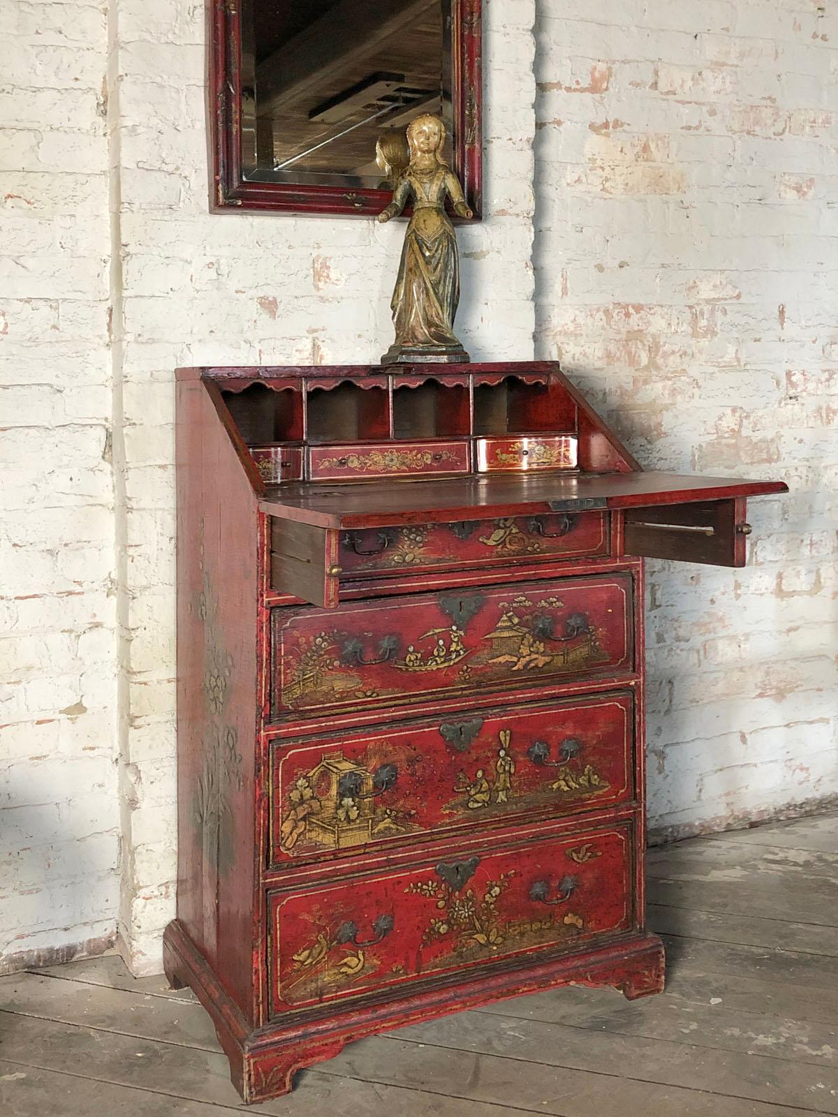 XVIIIe siècle Bureau/commode anglais Queen Anne du début du 18e siècle en laque rouge de style chinoiserie en vente