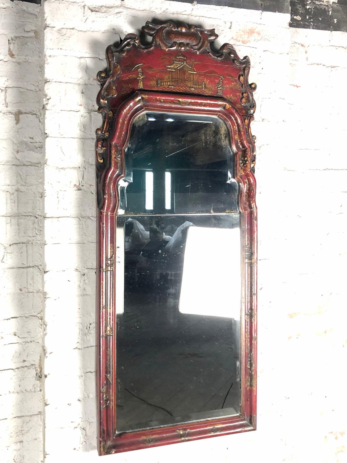 Englischer Spiegel der Queen-Anne-Periode mit rotem Chinoiserie-Dekor in typischer Form mit einem stark profilierten Rahmen, der die geteilte Spiegelplatte umgibt, gekrönt von einem Wappen mit lebhaft geschnitztem Rand, einzigartig geschnitzt aus