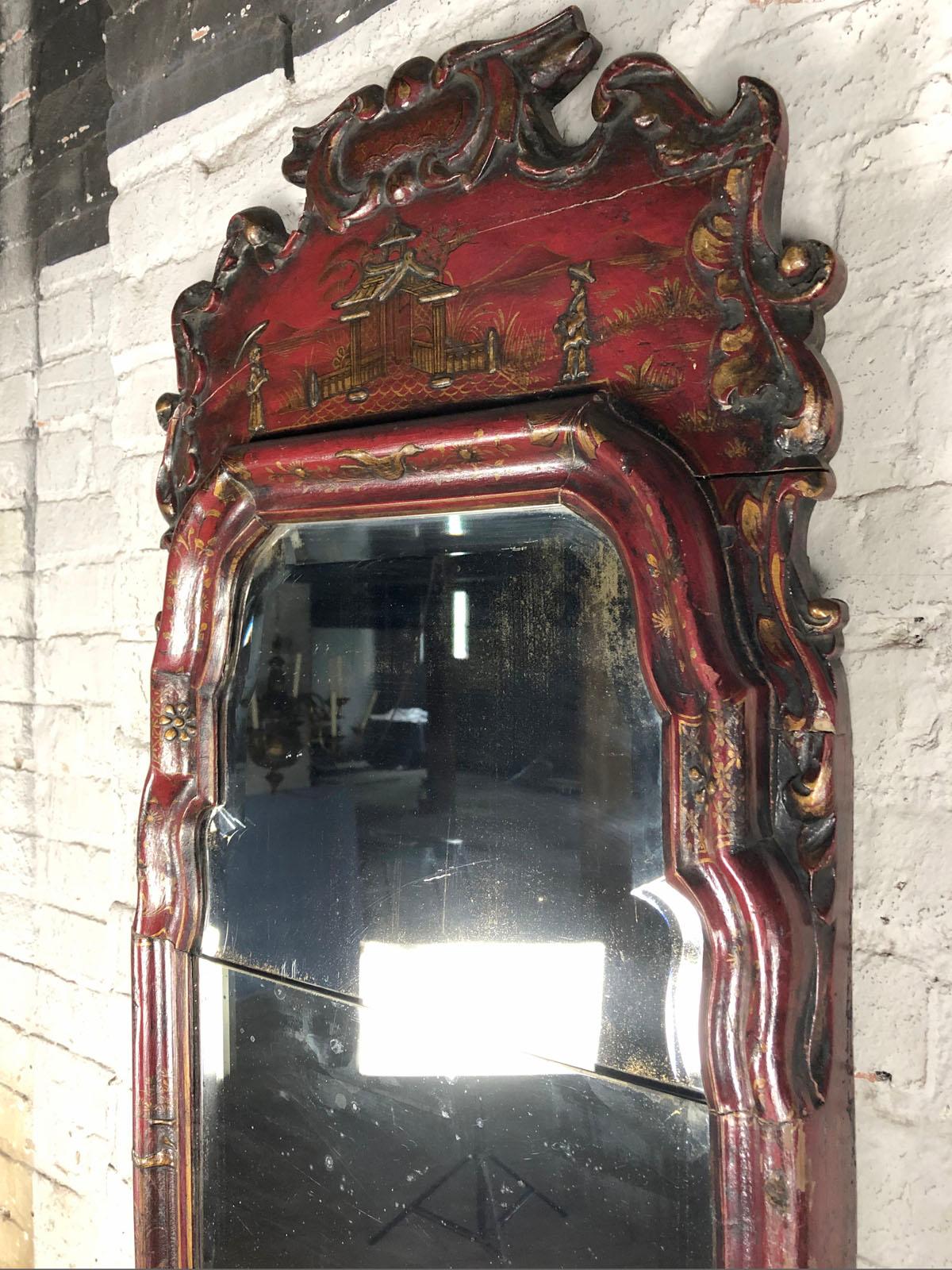 Anglais Miroir anglais Queen Anne du début du 18e siècle en laque rouge de Chinoiserie en vente