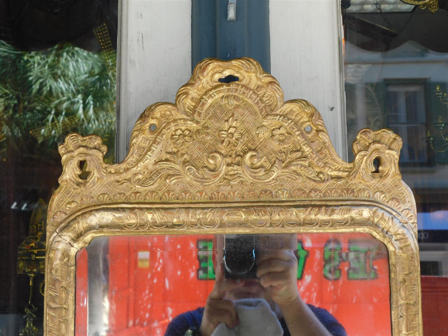 Mid-18th Century English Queen Anne Gilt Wood and Gesso Wall Mirror with Original Glass, C. 1750 For Sale
