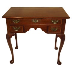 Commode basse anglaise marquetée Queen Anne